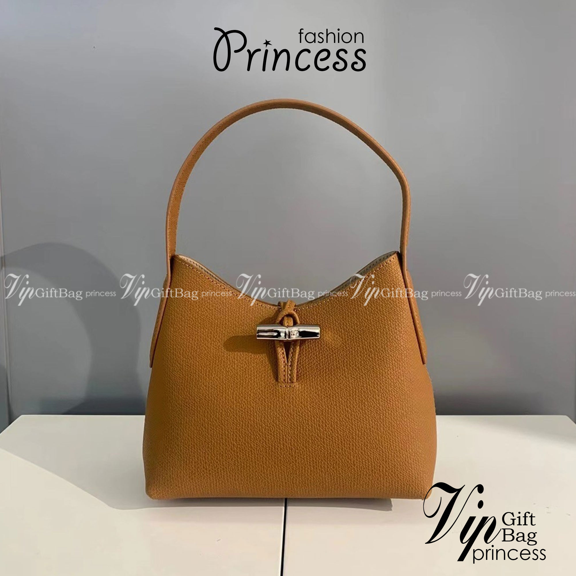 LONGCHAMP ROSEAU Hobo bag กระเป๋าสะพายไหล่ขนาดเล็ก วัสดุหนังวัว อะไหล่เงิน เป็นการผสมผสานสไตล์ที่เรียบง่าย Roseau อันเป็นสัญลักษณ์ใหม่ทั้งหมด เรียบง่าย สะดวกใช้ ประดับด้วยเข็มกลัดไม้ไผ่อันเป็นสัญลักษณ์ของแบรนด์ เรียบหรู แต่ดูดี ในแบบฉบับของ Longchamp ห้าม