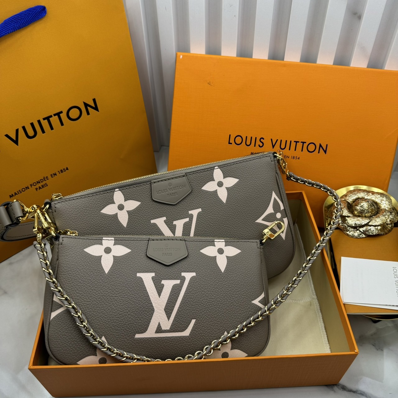 LV Multi Pochette Accessoires Bag กระเป๋าทรงพอช รุ่นใหม่ล่าสุด งานหนังแท้ สวยงามเลอค่า ตามแบบฉบับแบรนด์ ปั้มลายคมชัด มาเป็นเซ็ท 2 ใบ ใช้งานง่าย