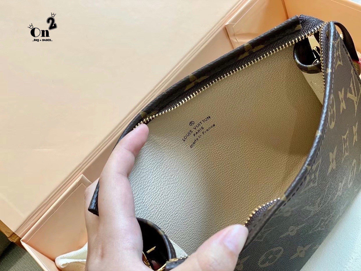 LV Toiletry 26 with strap / LV Toiletry Pouch 26 in Monogram Reverse Canvas with Wide Shoulder Strap Replica ต๊าซมากแม่ ลุคนี้ความเท่ ความปังได้หมด มาใหม่ลายโมโนแกรม งานซิปมา2 สาย งานสวยเป๊ะมาก ได้หญิงสะพายได้ ผู้ชายสะพายดี ใครหาอยู่ห้ามพลาดน้า งานอะไหล่ป