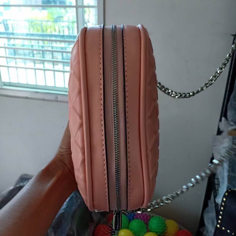 CHARLES & KEITH Crossbody Bag กระเป๋าสะพายขนาดกำลังดี พกพาง่าย ไม่ใหญ่จนเกินไป ปั้มลายนูน เปิดปิดด้วยซิป อะไหล่เงิน ภายในมีช่องซิป1ช่อง ช่องใส่บัตร3ช่อง ซับด้วยผ้า สายยาวถอดได้ ปรับได้ขนาด2ระดับ สายโซ่และหนังตรงบ่า สายยาว50cm. มาพร้อมถุงผ้ากันฝุ่นแบรนด์