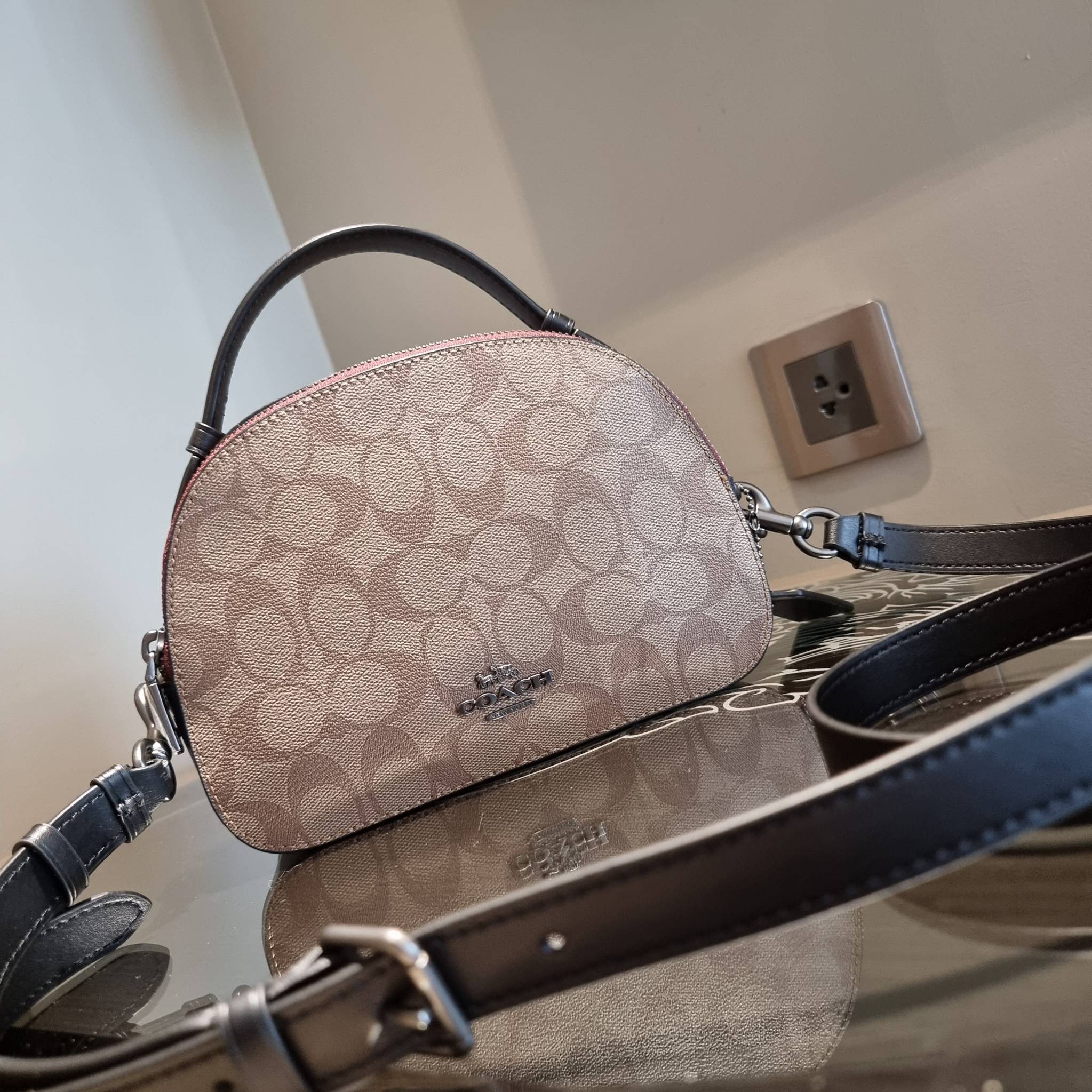 OUTLET 】COACH 1591 SERENA SATCHEL IN SIGNATURE CANVAS กระเป๋าสะพายคอลเลคชั่นยอดฮิต ดีไซน์ลุคผู้ดี ต้องยกให้น้องใบนี้เลย!! จัดสีขายดี สีลุคคุณหนูมาให้ สวยตาแตก!! วัสดุหนังแคนวาส เปิด-ปิดด้วยซิป 2 ช่องหลัก ภายในเป็นช่องโล่ง เก็บของได้แบบสบายๆ ใส่มือถือได้ทุ