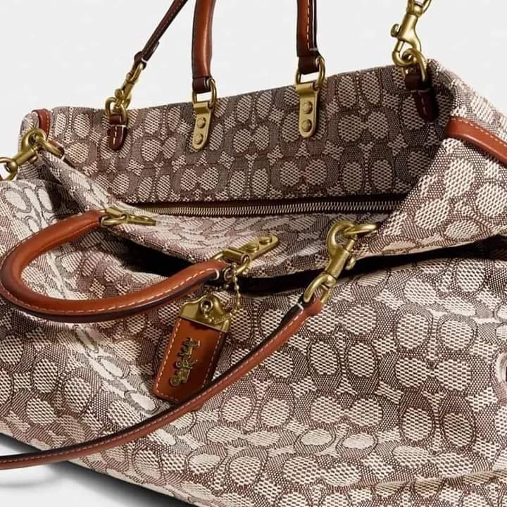 คอลเลคชั่นนี้ เด็ดมากๆ🌺😎//>>COACH ROGUE TOTE IN SIGNATURE TEXTILE JACQUARD(COACH C6161)🍁กระเป๋าทรงTOTE ใบใหญ่ จุของได้สะใจสุดๆ จะถือ หรือสะพายได้ตามดีไซน์การใช้งาน มีสายสะพายยาวให้ 2 เส้น แบบสะพายคู่//วัสดุ JACQUARD ตัดขอบหน้
