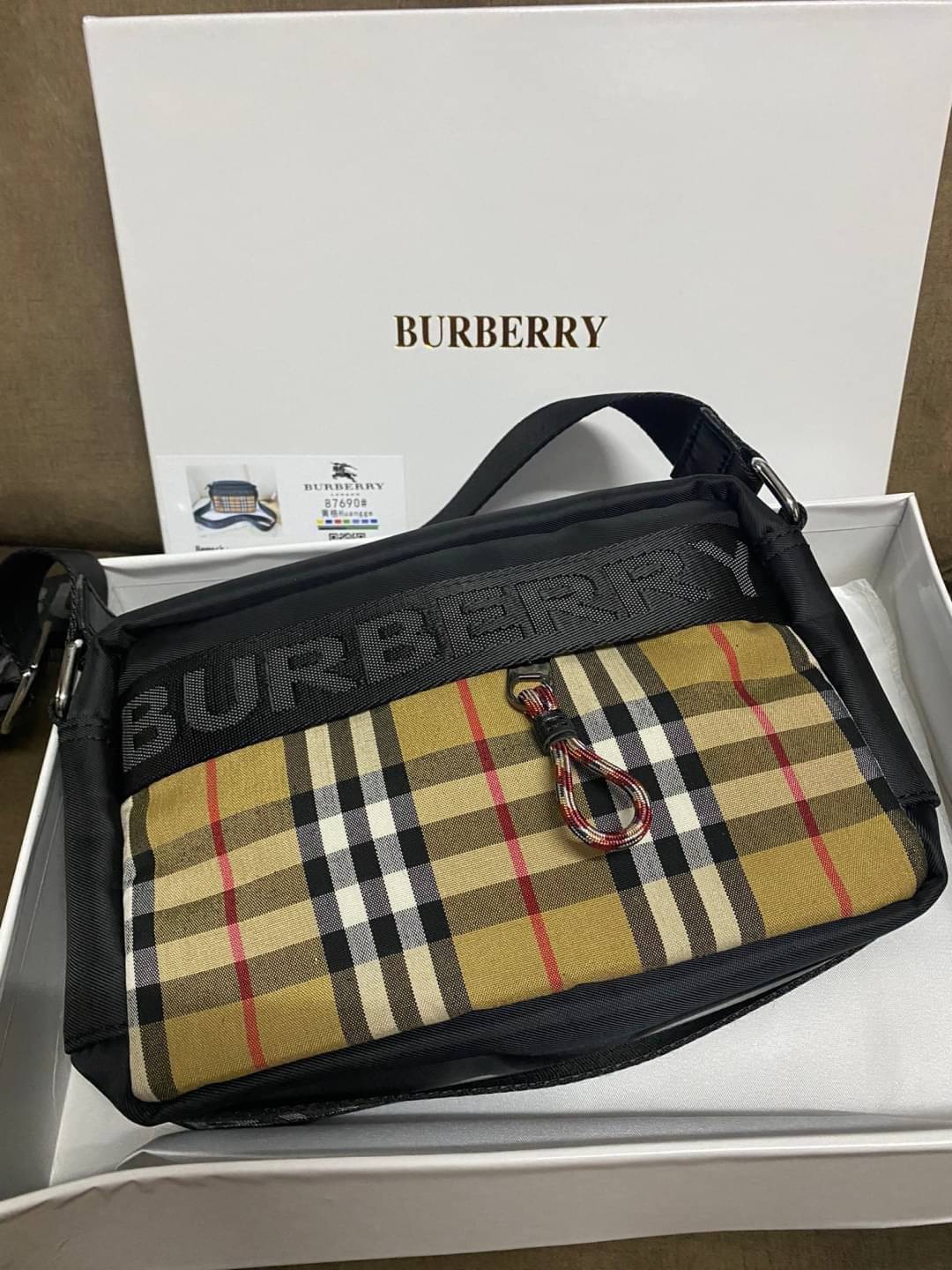 VIP 】BURBERRY FRAGRANCES CROSSBODY BAG VIP GIFT WITH PURCHASE (GWP) พรีเมี่ยมกิ๊ฟ Limited Edition จากน้ำหอม BURBERRY วัสดุ Nylon Canvas ทรงเหลี่ยมน้ำหนักเบามีโลโก้แบรนด์คาดด้านหน้าพร้อมช่องซิปใส่ของ เปิดปิดด้วยซิปหัวซิปแบรนด์สไตล์สปอร์ต ภายในมีช่องใส่บัตร