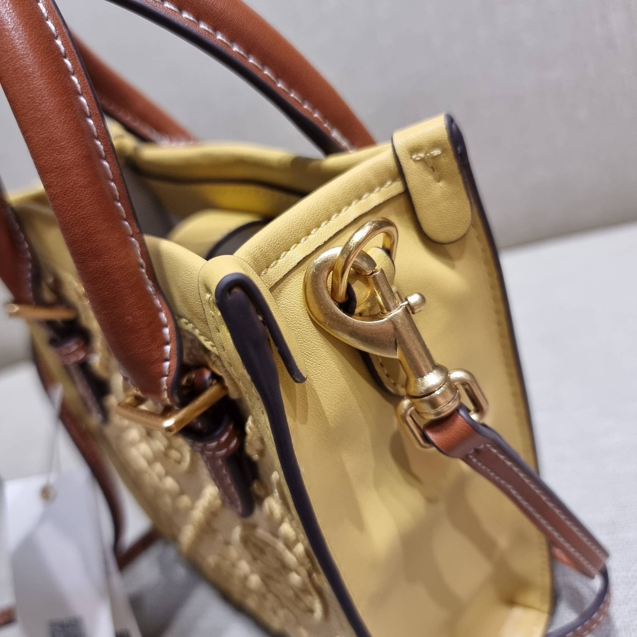 TORY BURCH T MONOGRAM STRAW MINI TOTE สวยสุด ดูแพงสุด!! ต้องยกให้เลย กับไอเท็มนี้ กระเป๋าสะพายทรงโท้ท ไซส์มินิ มีลูกเล่นที่ดีเทลเยอะมาก ด้วยงานฝีมือปักสานด้วยวัสดุจากกธรรมชาติ ถักทอเป็นลายเส้นขึ้นลายนูน ตัดขอบด้วยหนังแท้ และยังโดดเด่นด้วยหูจับในตัวโทนสีอุ