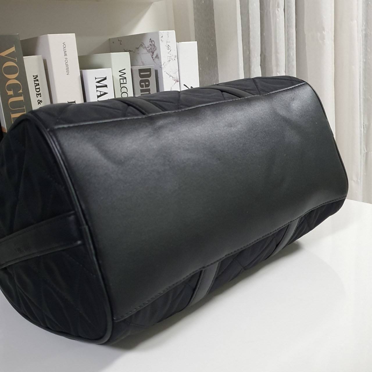 PRADA TRAVEL BAG **ทรงหมอนในตำนาน จะใช้อีกกี่ปีทรงนี้ก็ยังฮิตตลอดคะ กับงานพรีเมียมกิ้ฟท์ แบรนด์ PRADA ทรงหมอนลายตาราง อยู่ทรงสวยๆ จุของได้เยอะคะ Ipad เครื่องสำอางค์ ขวดน้ำ เหมาะสำหรับสาวๆ มากคะ ขนาดกำลังดีไม่ใหญ่เกินไป ถือสวยๆออกงานได้สบายคะ ตัวกระเป๋าอะไ