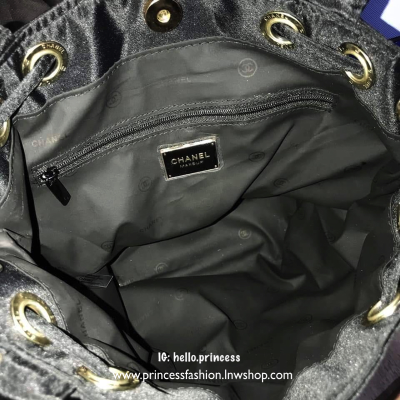 Chanel Beaute Black Sequin Dreawstring Shopping Bag VIP GIFT Limited Edition ของแท้ จากเคาน์เตอร์เครื่องสำอางค์ Chanel ดีไซน์น่ารักขนาดกำลังดี น้ำหนักเบา ด้านหน้า ประดับโลโก้แบรนด์สุดคลาสสิค เปิดปิดแบบเชือกรูด Drawstring พร้อมกระดุมแม่เหล็ก ซับใน Polyeste