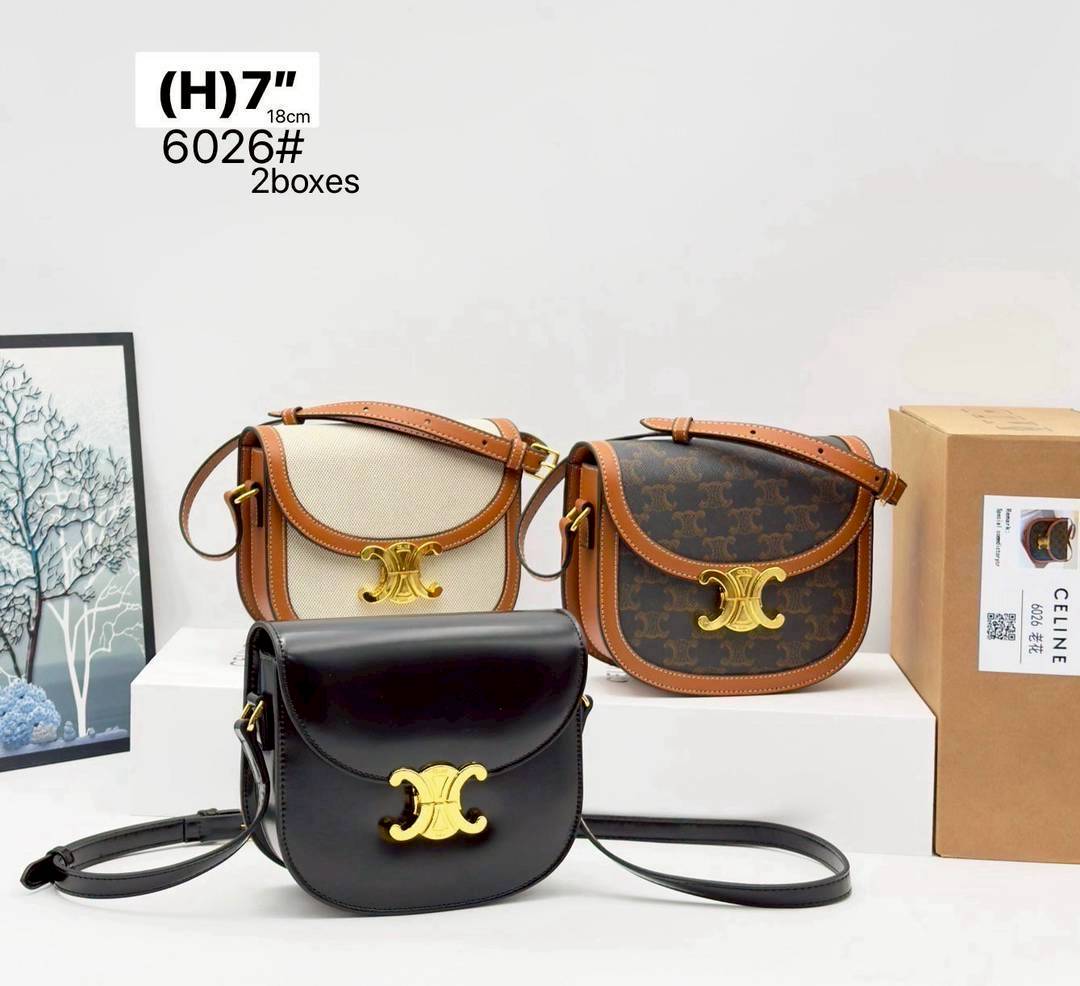 CELINE Teen BESACE in Triomphe canvas and leather กระเป๋าสะพายข้าง รูปทรงย้อนยุค สไตล์วินเทจลัคชู ภายในเป็นช่องโล่ง มีช่องย่อยให้อีก เป็นไอเท็มที่ควรต้องมีจริงๆ