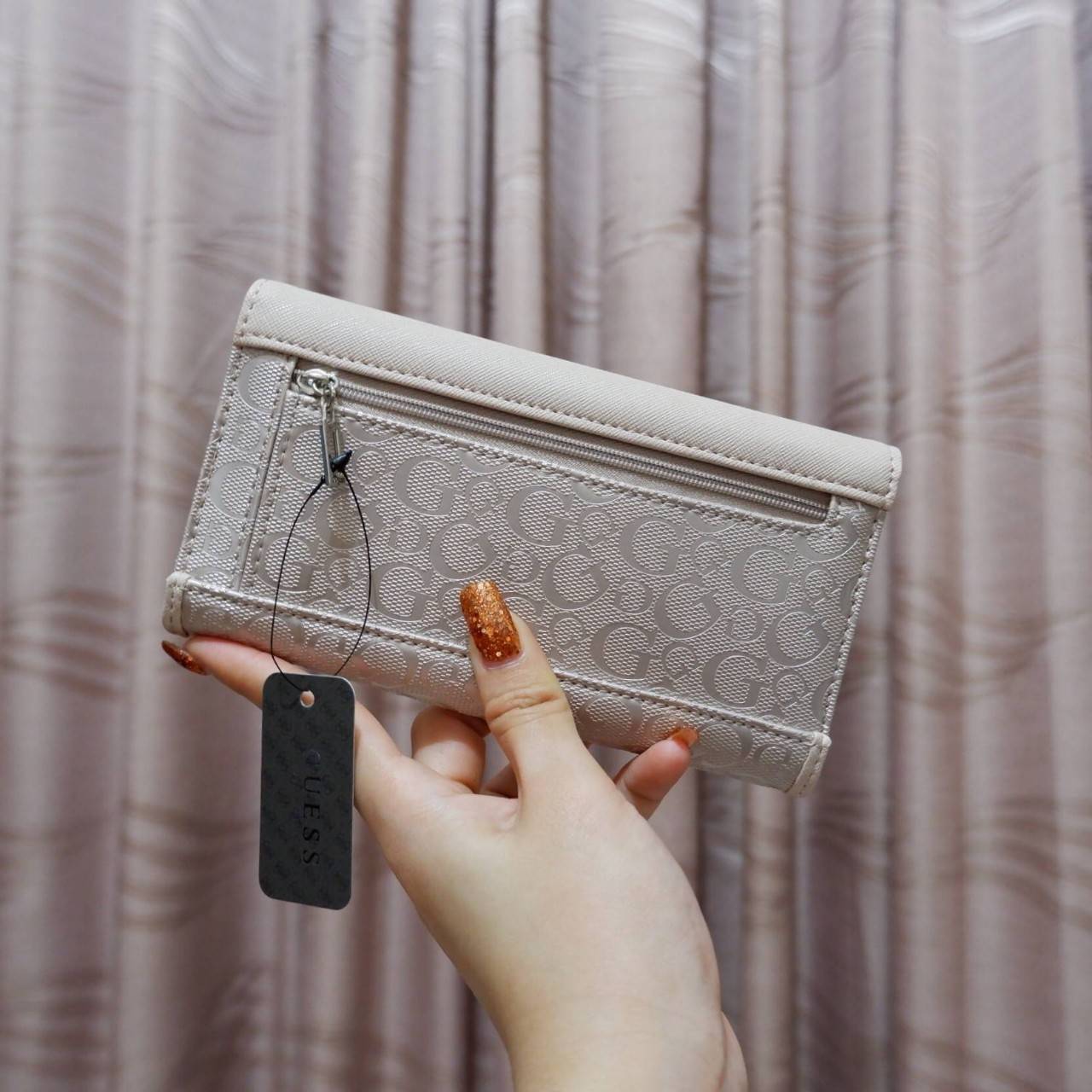 GUESS FACTORY WOMEN'S WALLET กระเป๋าสตางค์ใบยาว3พับดีไซน์สวยรุ่นใหม่ล่าสุดวัสดุหนังนิ่ม ปั๊มลายคมชัด ด้านหน้าประดับโลโก้แบรนด์สวย เปิดปิดด้วยฝาบนเปิด/ปิด ภายในมีทั้งช่องใส่รูป ช่องใส่ธนบัตร แบงก์พัน และช่องใส่บัตรหลายช่องแยกเป็นสัดส่วน ภาพถ่ายจากสินค