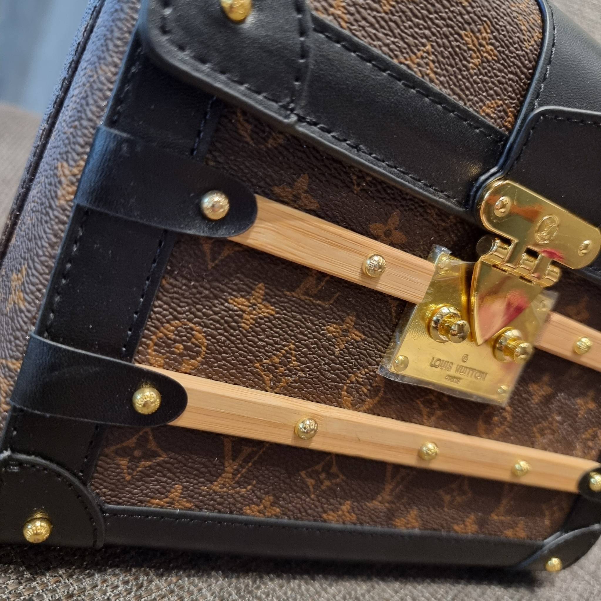 ใหม่ล่าสุดจาก LV monogram vintage box bag มาพร้อม box set สุดหรูรุ่นนี้ดีเทลยอดเยี่ยม เก็บรายละเอียดได้ดีและโดดเด่น ถือแล้วผู้ดีมาก!! วัสดุหนังแคนวาสสลับหนังแท้ เปิด-ปิดด้วยตัวบีบล็อค แน่นหนา ภายในโล่งกว้าง เลิศตรงที่เก็บทรง ขยายทรงด้านข้างได้ คอนโทรลด้วย