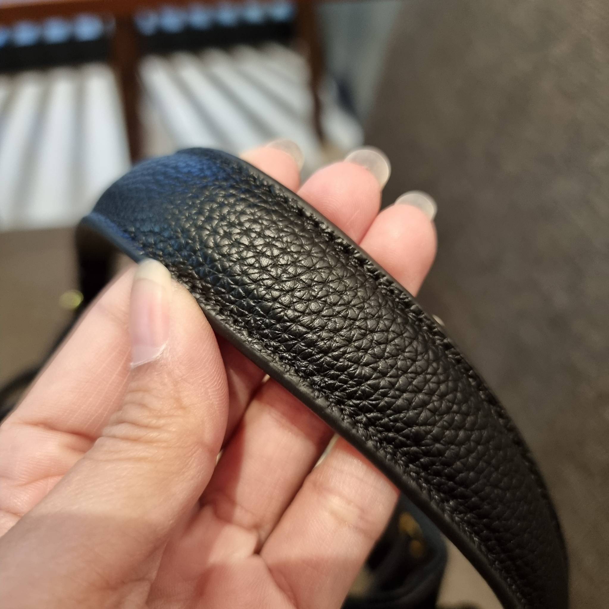 Prada leather bucket bag กระเป๋าสะพายทรงขนมจีบ ดีไซน์เรียบ แต่หรู น่าใช้มากๆ หนังสวยมาก วัสดุหนัง pepble สัมผัสนิ่มมือ ตกแต่งโลโก้สีทองตัดหนังดำ คือเลิศ!! ปากกระเป๋ารูดเปิดปิดได้ สะดวกใช้งาน ภายในโล่งกว้าง จุของได้เยอะ ไม่ธรรมดาเลย พิเศษ!! นอกจากสายคล้องใ