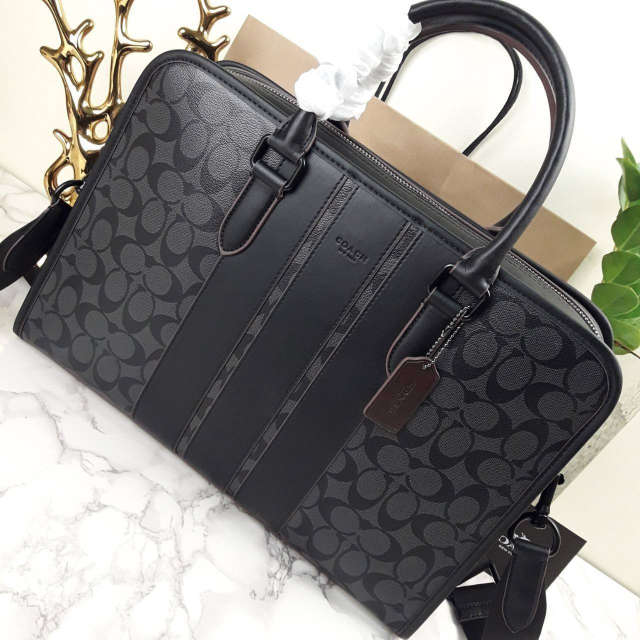 COACH BOND BRIEF IN SIGNATURE CANVAS (COACH F23212)🍁 หนุมๆสาวๆ สาวก Unisex พลาดไม่ได้เลย ลุยงานได้จริง รุ่นนี้เลย//วัสดุแคนวาส ผสมกับหนังแท้ คุณภาพ ทนทาน หนาแน่น ใส่เอกสาร ใส่โน๊ตบุ๊ค ลุยงานได้แบบ Real life จริงๆ ฟังก์ชั่นครบมาก >>มีสายสะพาย