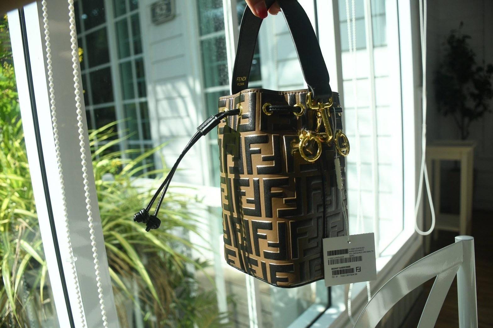 Fendi MonTresor mini Bucket Bag กระเป๋าถือหรือสะพายข้าง วัสดุหนังแท้หนังแข็ง ทรงขนมจีบ ลายแบรนด์ อะไหล่ทองหรูหรา จุของได้เยอะ น้ำหนักเบา ตั้งอยู่ทรง ด้านในโล่ง มี2สาย สายสั้น+ยาว ถอดสายได้ Crossbody ได้ สายยาวปรับระดับได้ คุ้มสุดๆ ใบนี้ไม่ควรพลาดค่ะ ดาราเ