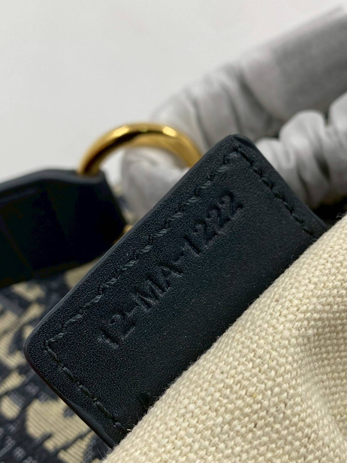 ORI หนังแท้ | DIOR D-Journey Bag กระเป๋าสะพายนิยามใหม่ดีไซน์ทันสมัย โดดเด่นด้วยรูปทรงโฮโบที่มาพร้อมกับดีไซน์ที่นุ่มนวลและทันสมัย พร้อมกับช่องใส่ของแบบติดซิป