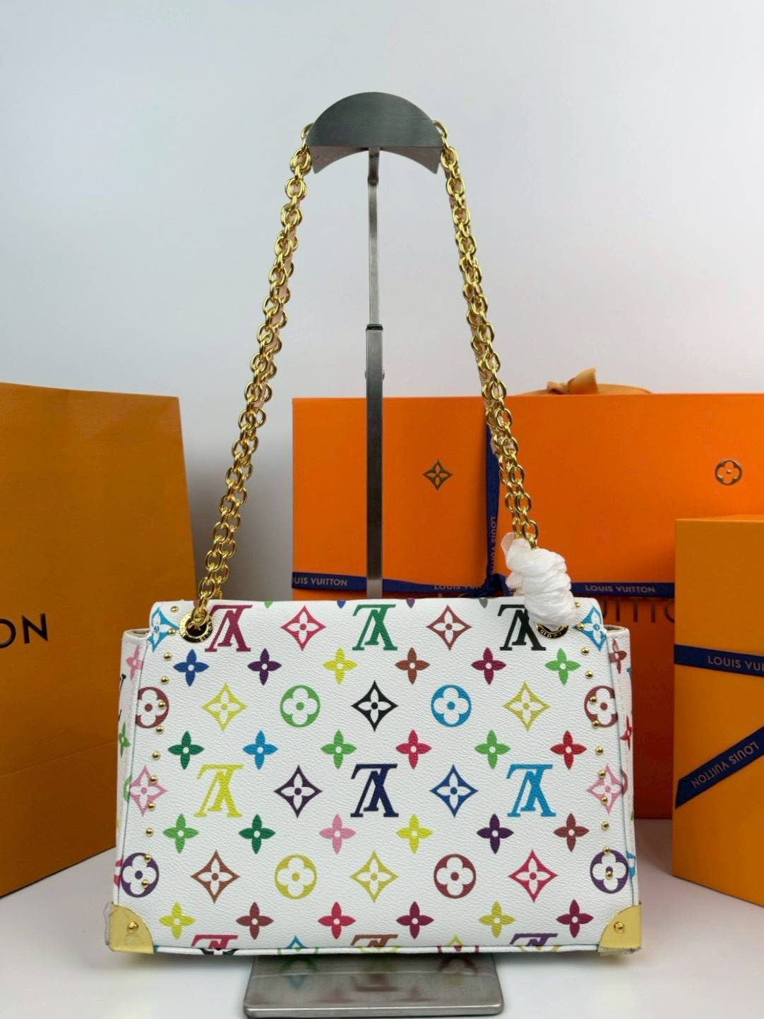ORI หนังแท้ | LV Trunkie bag กระเป๋าสะพายรุ่นใหม่ ดีไซน์ร่วมสมัยโดดเด่นด้วยมุมโลหะ เฉลิมฉลองเอกลักษณ์ที่สืบทอดมาอย่างยาวนาน ผสานฟังก์ชันการใช้งานเข้ากับความหรูหรา Monogram แคนวาสตกแต่งหมุดสีทอง สะท้อนถึงกระเป๋าเดินทางสไตล์วินเทจ