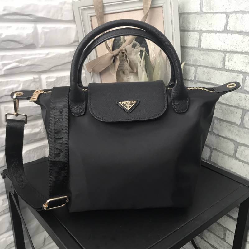 New arrival !! กระเป๋าผ้าไนล่อน Longchamp Style จากงานพรีเมี่ยมกิ้ฟ รุ่น Limited edition จากแบรนด์ PRADA ตัวนี้ไซส์ mini🐰 **กำลังน่ารักคะ ด้านในมีช่องใส่ของ แบ่งเป็นสัดส่วน ใส่กปต.ยาว IPADmini ได้สบายค้า เหมาะกับการถือเป็น everyday look สุดๆ ใบนี้