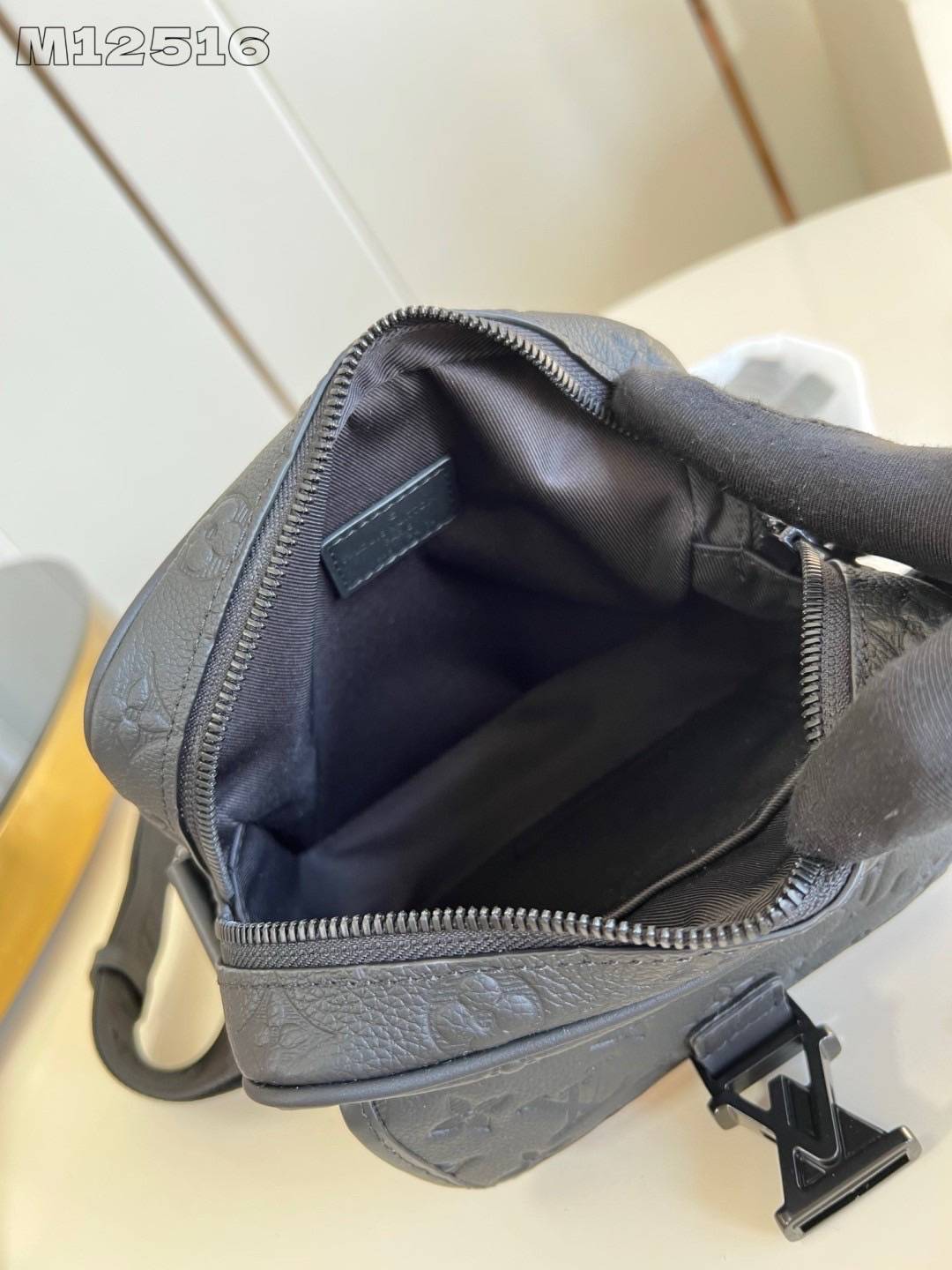 สลับแท้ LV Getaway Messenger Monogram Shadow Leather Bag กระเป๋าแมสเซนเจอร์ ขนาดกะทัดรัดเพรียวบางตอบโจทย์การใช้งาน โดดเด่นด้วยโลโก้ปั้มแบรนด์เต็มใบ