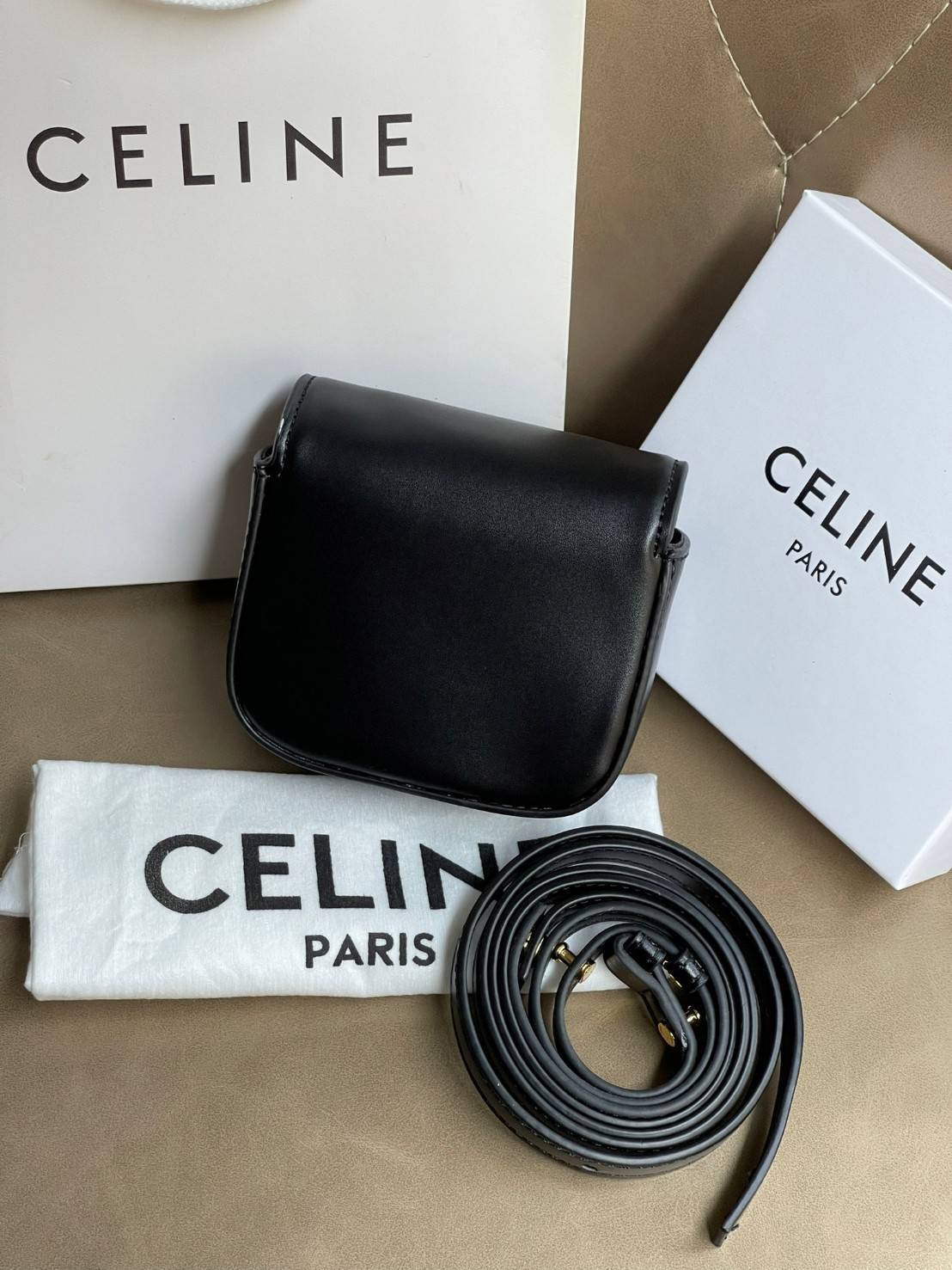 CELINE MINI TRIOMPHE IN TRIOMPHE CANVAS กระเป๋ามินิทรงชิค ดีไซน์รูปกล่องสุดแสนมินิมอล สามารถสะพายแบบ Crossbody และยังเป็น Belt Bagได้อีกด้วย วัสดุแคนวาสลาย Triomphe แบบไม่มีตกยุค ด้านหน้าโดดเด่นด้วยโลโก้สีทอง เป็นอีกหนึ่งตัวเลือกให้คุณเลือกสะพายในชีวิตประ