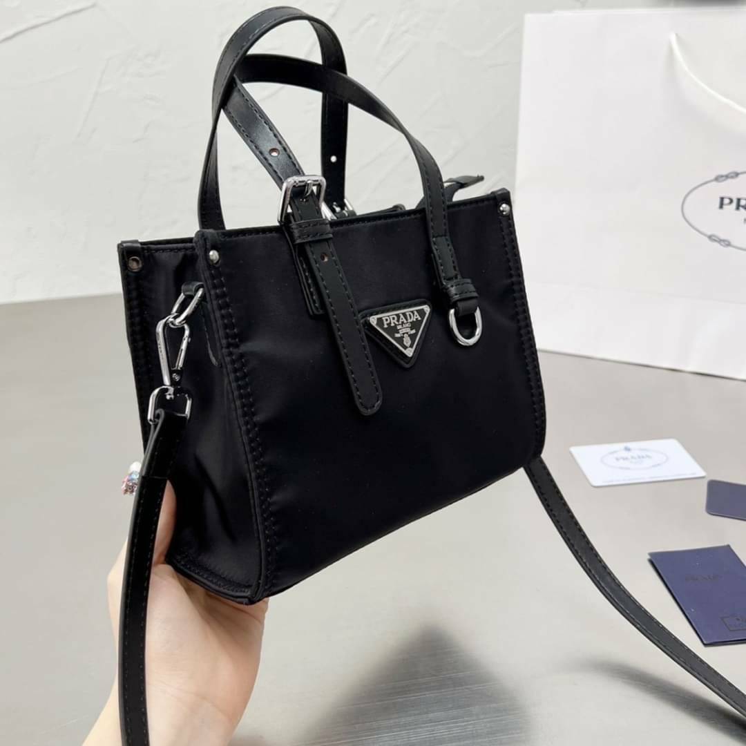 VIP 🥂 PRADA NYLON TOTE BAG 8" กระเป๋าถือหรือสะพาย วัสดุ Nylon เนื้อหนาคุณภาพดีตามแบบฉบับแบรนด์ด้านหน้าประดับโลโก้หรู จุของใช้ได้เยอะ น้ำหนักเบา งานตัวจริงสวยมากน่าใช้สุดๆค่ะ รีบจับจองด่วน ไอเท็มนี้พลาดไม่ได้จริงๆค่ะ!