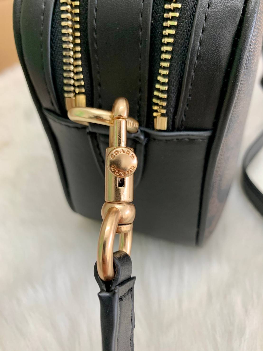 ใครรออยู่จัดเลยค่ะ มากี่รอบไม่พอจริงๆค่ะ😁 COACH JES CROSSBODY IN SIGNATURE BAG กระเป๋าสะพายข้าง//ครอสบอดี้ร์ วัสดุหนังแท้ หนังนิ่มทรงสวย 🔺อะไหล่ป้ายห้อยโลหะแบรนด์นะคะ กระเป๋าแบ่ง2ซิป แต่ละช่องกว้าง สามารถใส่กระเป๋าเงินใบยาวได้; ของจำเป็นได