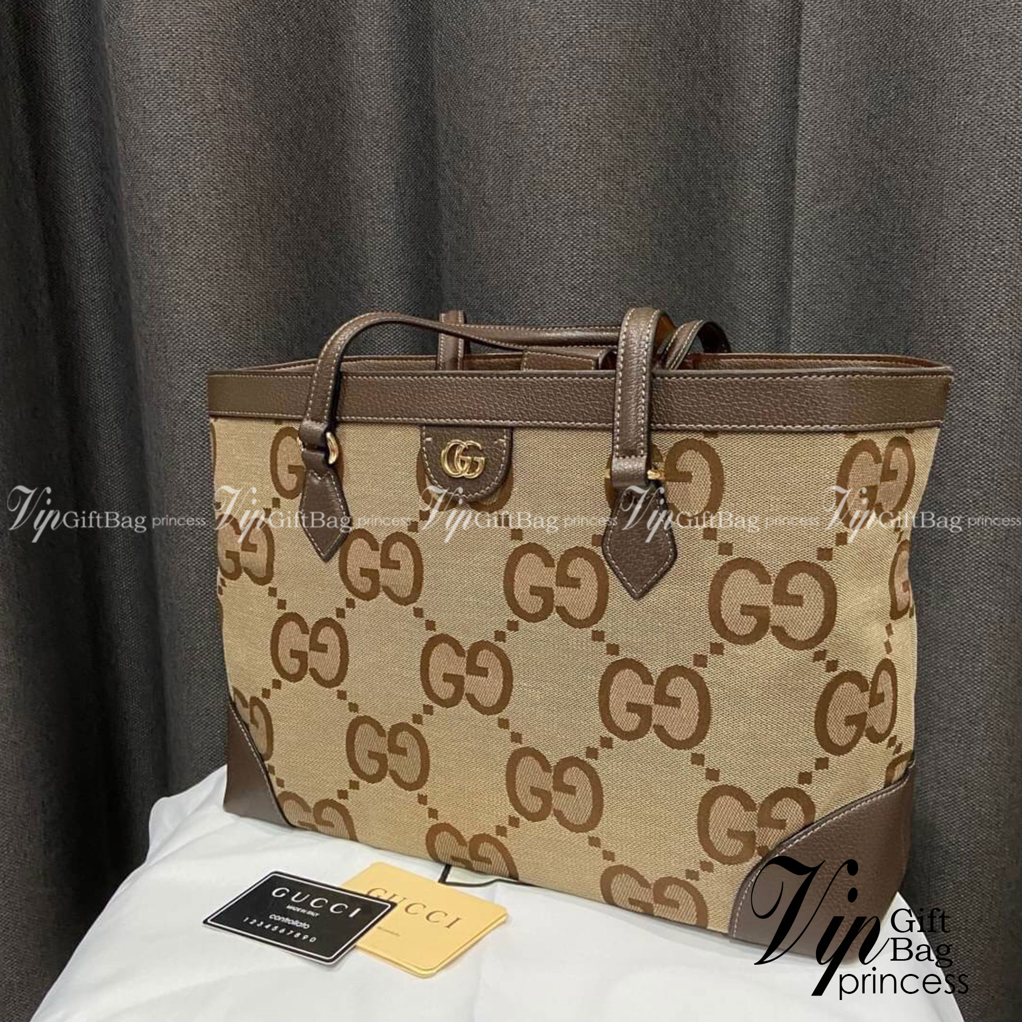 GUCCI jumbo GG medium tote / GUCCI Shopping Bag เกรดออริจินอล กระเป๋าสะพายทางโท้ทใบใหญ่ นำเสนอด้วยผ้าแคนวาส GG ซึ่งเป็นการเลียนแบบชื่อย่อของ Guccio Gucci ในขนาด Maxi ดีไซส์ร่วมสมัยลวดลาย GG โมโนแกรม ภาพถ่ายจากงานขายจริง ใช้งานต่างประเทศได้