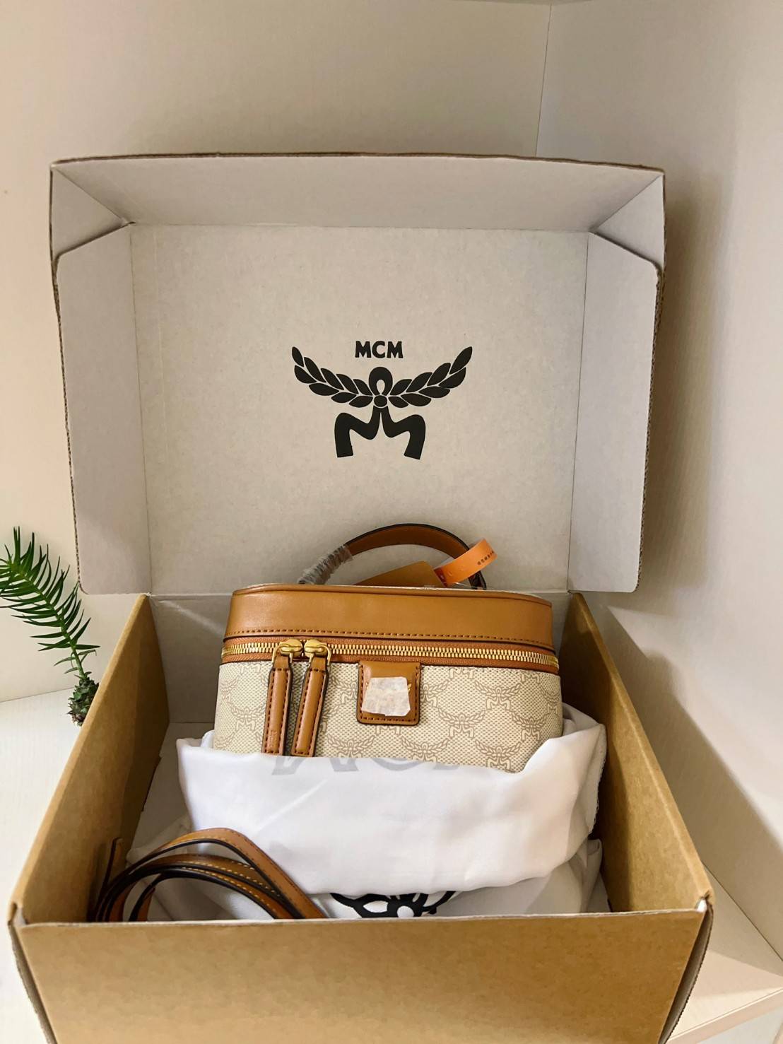 M.C.M HIMMEL VANITY CASE IN LAURETOS กระเป๋าทรงกล่อง มีหูจับด้านบน หนังสวยนุ่มมือ สวยงาม อะไหล่ทอง