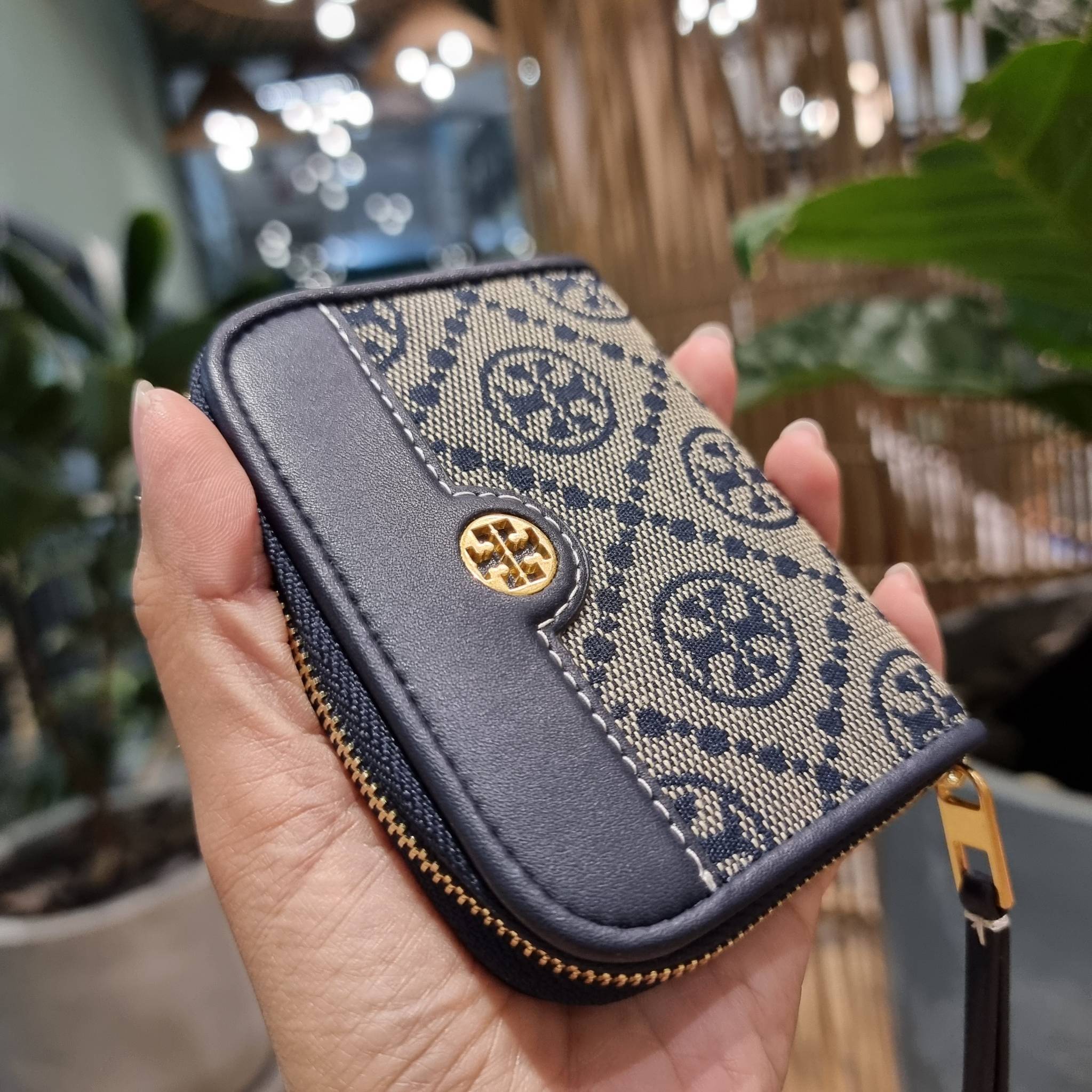 TORY BURCH T MONOGRAM ZIP COIN CASE จัดไปเลยจ้า กับกระเป๋าสตางค์รับทรัพย์ ใบสั้น สวยหรู ขนาดเหมาะมือ ถือแล้วขับผิว วัสดุผ้า jacquard ตัดสลับหนังแท้ รูดเปิด-ปิดด้วยซิป ภายในมีช่องใส่บัตร ใบนี้ใส่เหรียญ ใส่ธนบัตรได้ (พับ) พกพาได้สะดวก ไม่กินพื้นที่กระเป๋าใบ