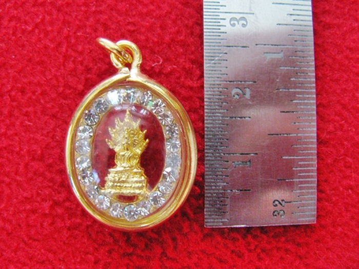 จี้พระประจำวันเกิดวันเสาร์ ปางนาคปรก องค์ใหญ่ทรงวงรี ล้อมเพชรเลี่ยมทองไมครอนค่ะ