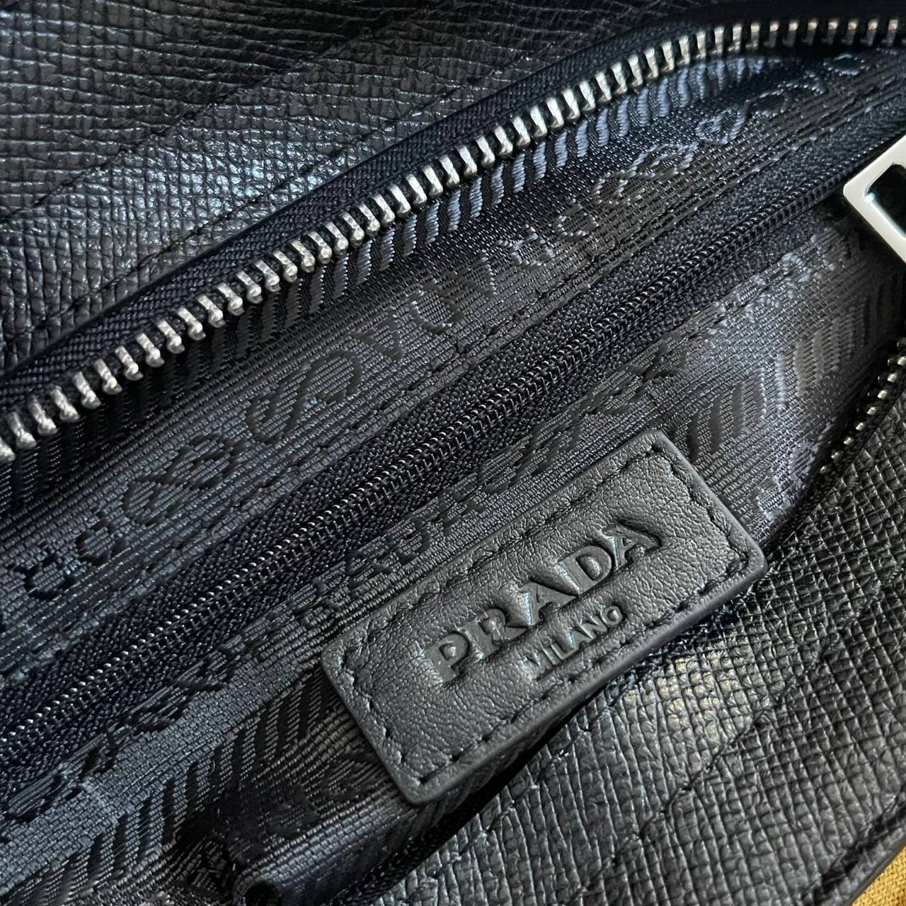 หนังแท้ PRADA SAFFIANO MAN BAG รุ่นตามหา Rare item!! กระเป๋าสะพายข้างคุณผู้ชาย งานสวยมาก เป็นหนังแท้ทั้งใบ ใส่ ipad ได้ จุของได้เยอะพอสมควรเลยค่ะ งานเรียบแต่หรูสุดๆ คุณภาพเกินราคาจริงๆ ค่าา