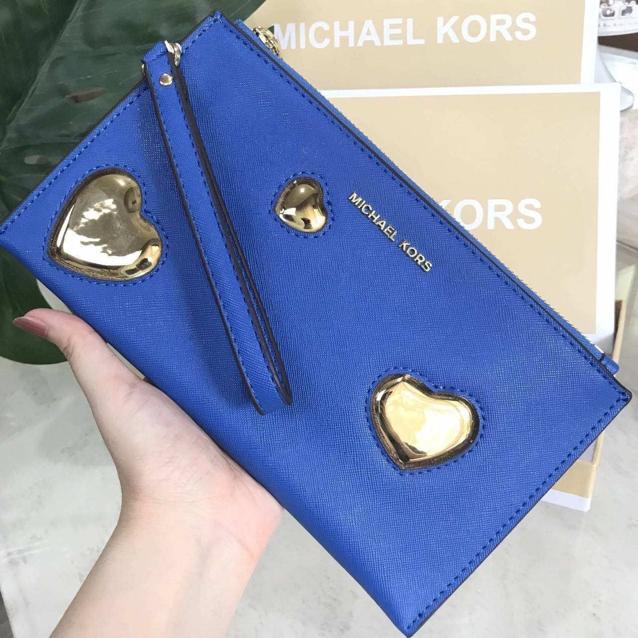 NEW ARRIVAL! Michael Kors Jet Set Travel Large Heart Clutch 2018 กระเป๋าคลัชรุ่นใหม่ล่าสุดขนาดกำลังดีด้านหน้าประดับโลโก้แบรนด์อะไหล่ทองแต่งด้วยหัวใจสวยโดดเด่น เปิดปิดด้วยซิปมาพร้อมสายคล้องมือ ภายในมีช่องใส่บัตร สามารถใส่กระเป๋าสตางค์ iphone8+ได้ ภาพถ่ายจา