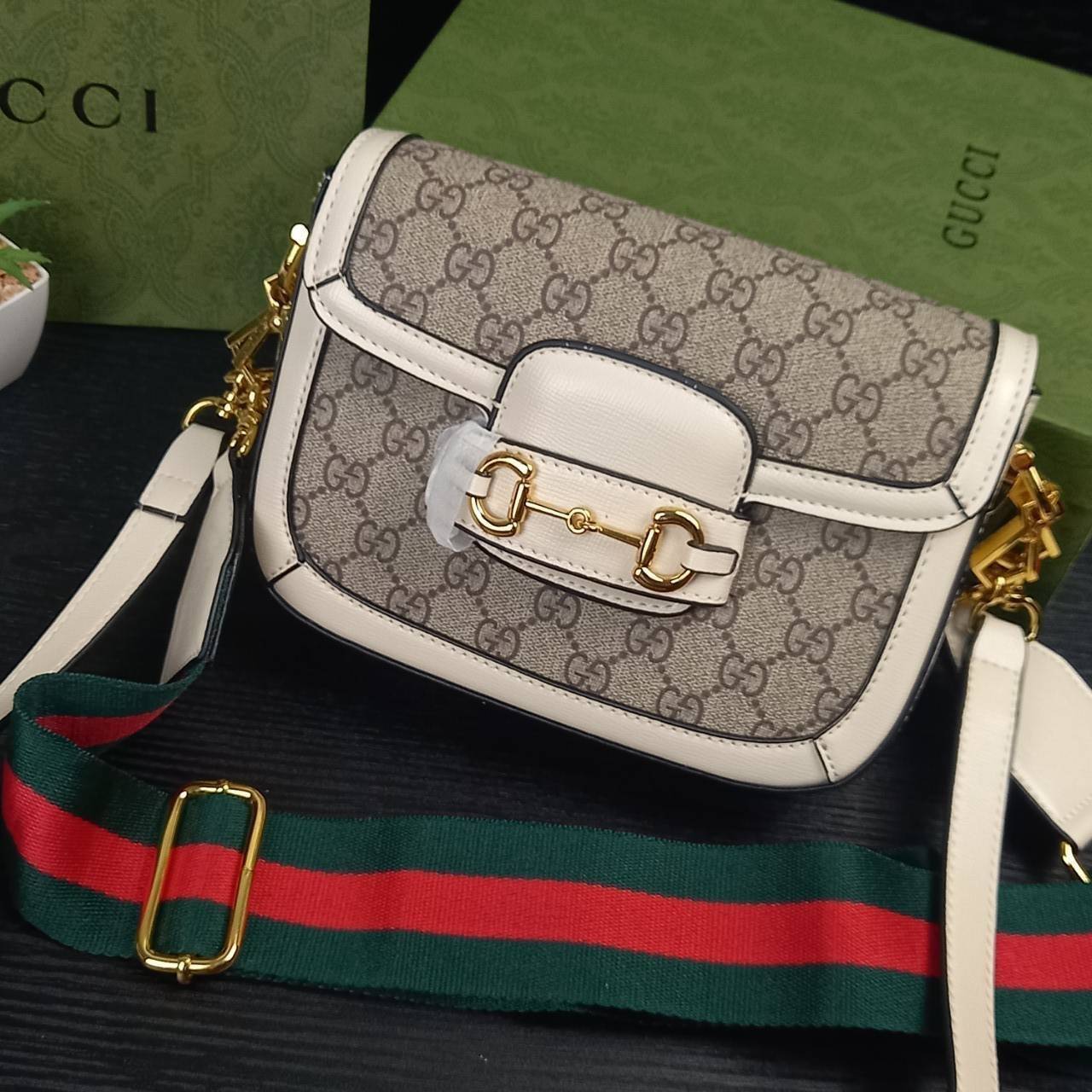 GUCCI HORSEBIT 1955 MINI BAG กระเป๋า crossbody รุ่นฮิต สุดหรูหรา คลาสสิค จุของสำคัญได้เยอะ มาพร้อมสายสะพายยาว 2 เส้น สามารถ ปรับระดับได้ ถอดออกได้ รุ่นนี้ใช้งานดีมาก บอกต่อกันถึงที่สุด ใช้ได้ทุกโอกาส เป็นอีกรุ่นที่โดดเด่นมากๆ