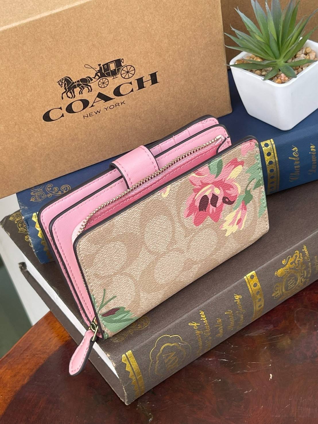 COACH MEDIUM CORNER ZIP WALLET IN SIGNATURE CANVAS กระเป๋าสตางค์ขนาดกลางที่ถือว่าเป็นไอเทม Must Have ของทุกเพศทุกวัยที่ต้องพกติดตัวไว้ตลอดเวลา เพราะนอกจากจะช่วยจัดเก็บเงิน บัตรประชาชน บัตรเครดิตและต่าง ๆ ให้เป็นระเบียบเรียบร้อยยังต้องคำนึงถึงประโยชน์ใช้สอ