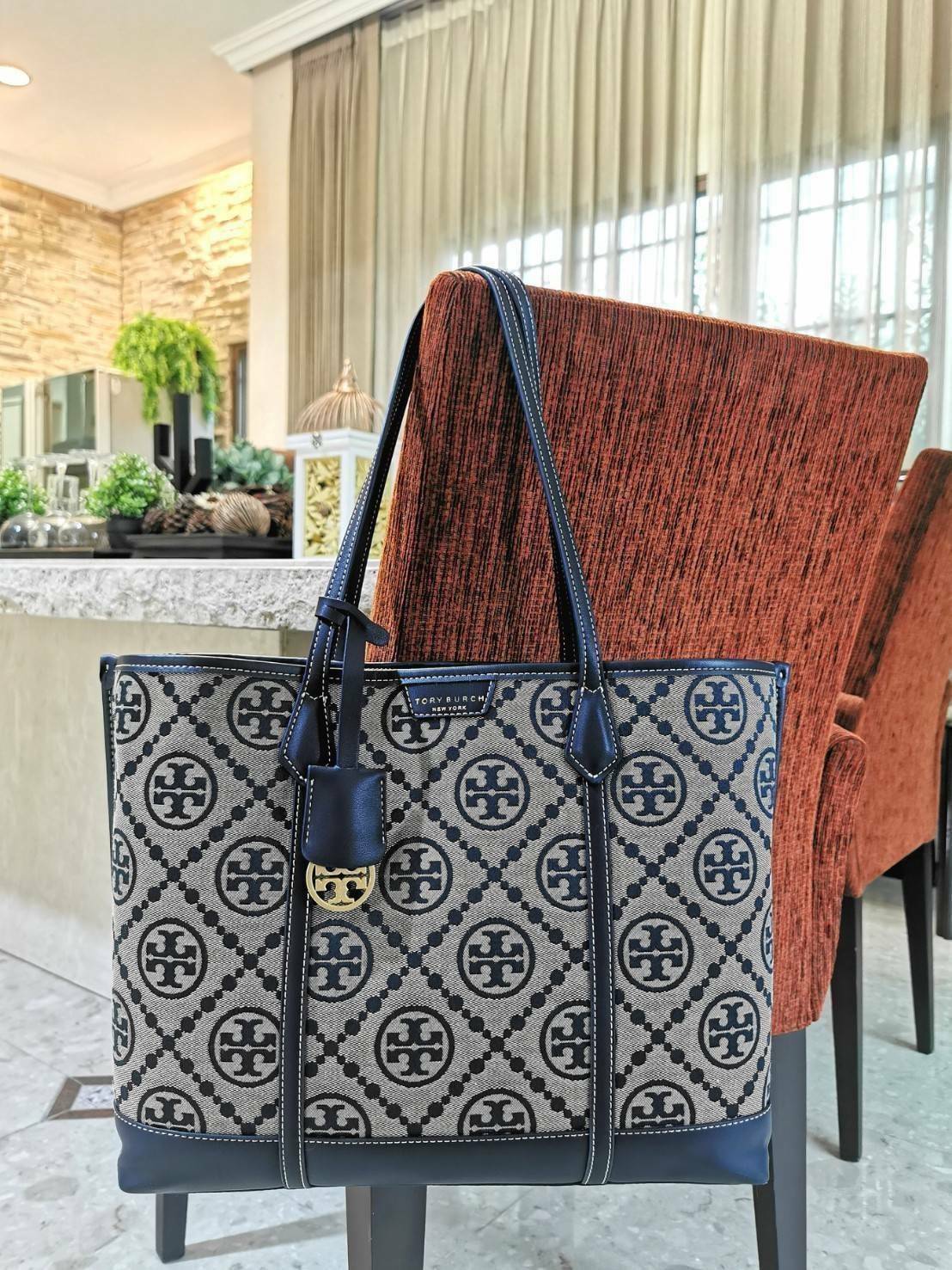 OUTLET 】TORY BURCH FACTORY MONOGRAM JACQUARD LARGE TOTE BAG (L) กระเป๋าถือหรือสะพายดีไซน์ยอดนิยมจาก TORY BURCH FACTORY OUTLET วัสดุ Woven Jacquard & Leather ทอลาย Jacquard Singnature แบรนด์รอบใบปราณีตสวยอยู่ทรงเป็นเอกลักษณ์ ใบใหญ่กำลังดี กว้างและจุได้เยอะ