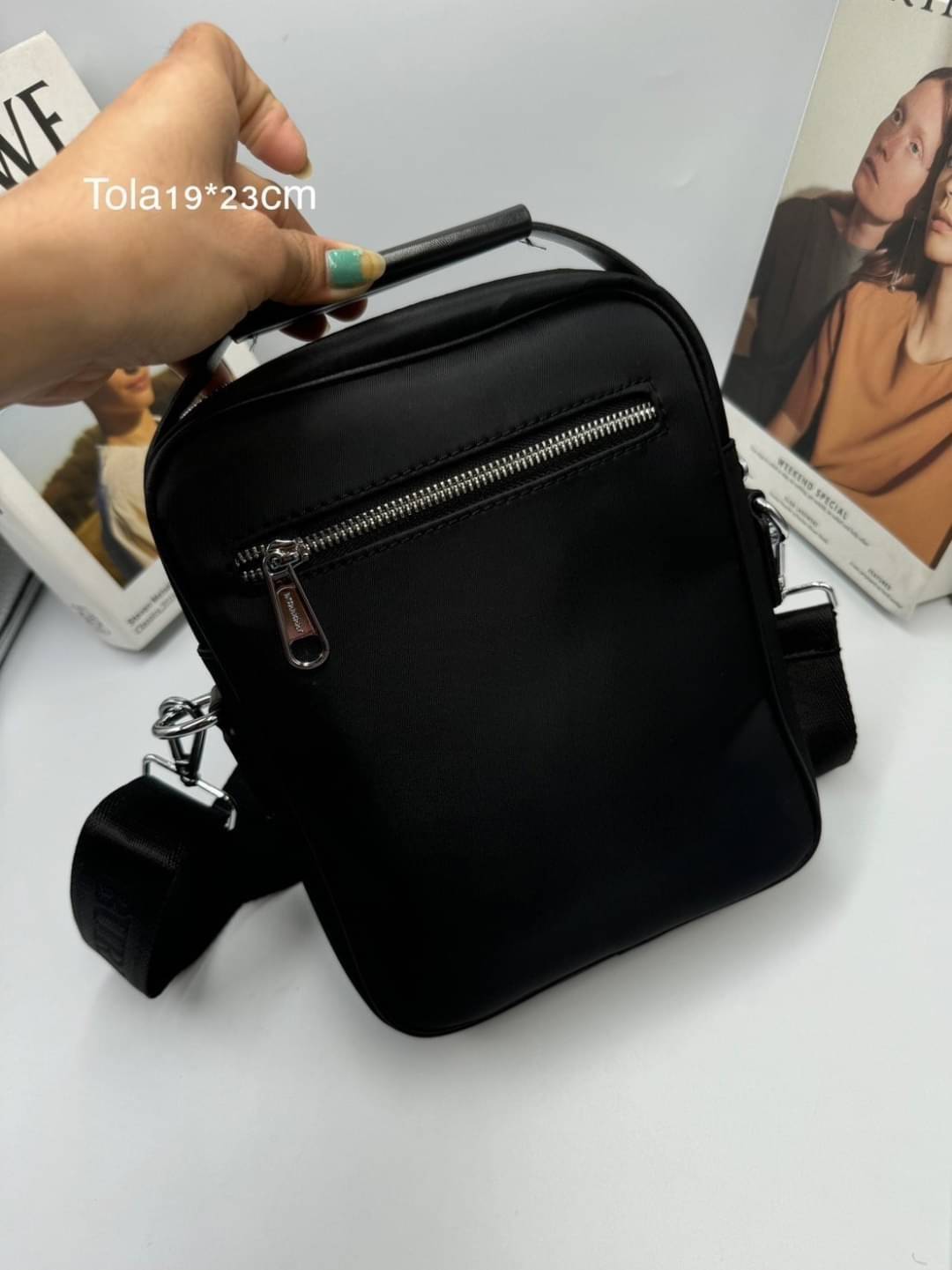 BURBERRY MESSENGER BAG กระเป๋าทรงแมสเซ็นเจอร์สีดำคลาสสิค ขนาดกำลังดี ดีไซน์ใหม่ล่าสุด!! แบ่งช่องซิปใช้งานง่าย มีหูจับในตัว สายสะพายยาวถอดได้ สาวๆซื้อให้แฟนต้องเป็นปลื้มแน่นอน หรือใครมองหาของขวัญช่วงสิ้นปี ใบนี้ตอบโจทย์ถูกใจคนรับแน่นอนจ้า