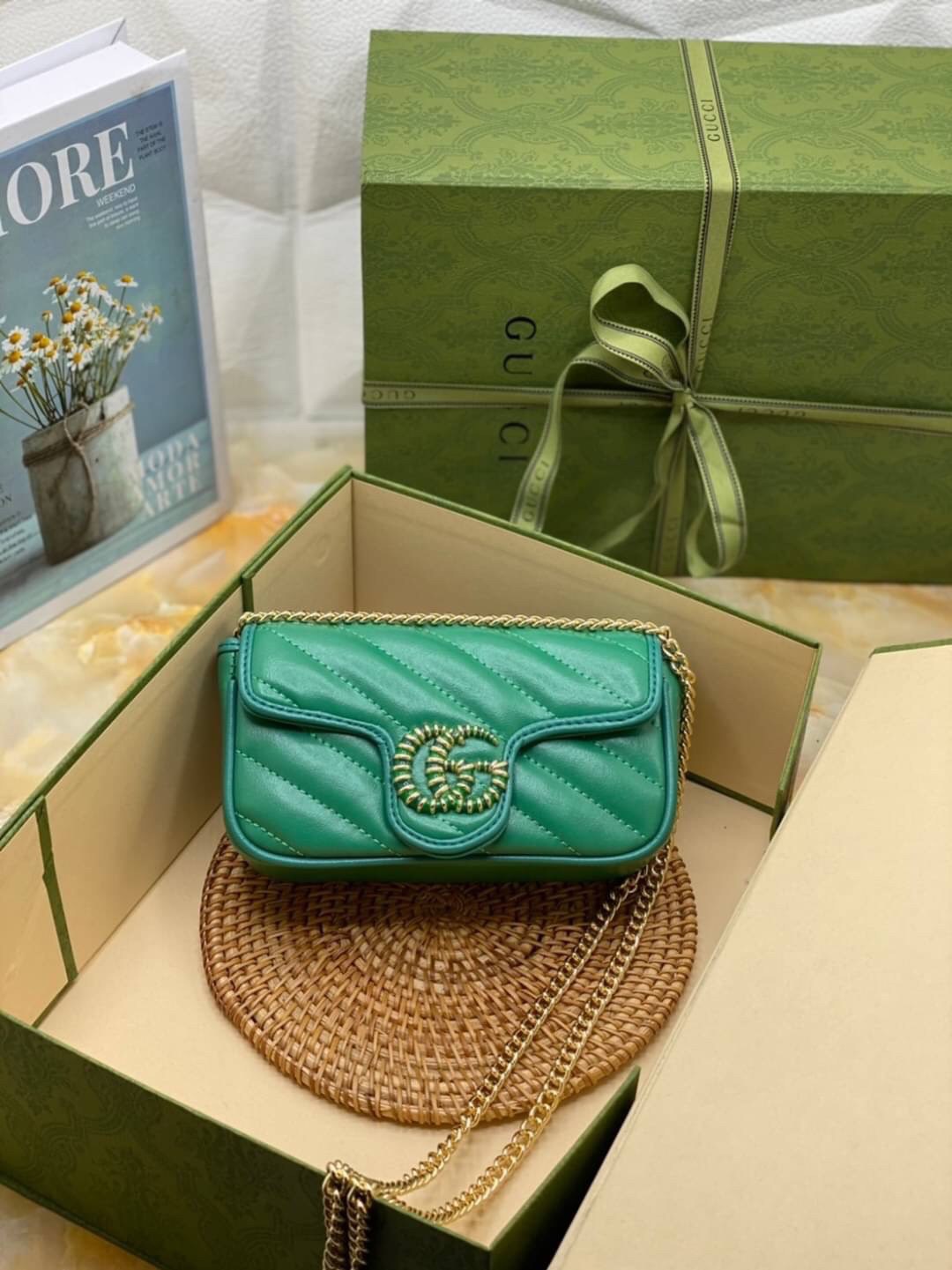 หนังแท้ VIP GIFT 】GUCCI GG Marmont super bag [mini & small] กระเป๋าสะพายข้าง โทนสีสดใสเล่นสีทูโทนตัดกันอย่างลงตัว เฟี๊ยดมากค่ะ ไซส์กะทัดรัด พกพาง่าย น้ำหนักเบา ดีไซน์สวย ภายในโล่งกว้าง มาพร้อมสายสะพายโซ่อะไหล่ทองในตัว ปรับใช้ได้ทั้งแบบสะพายเดี่ยว และสะพาย
