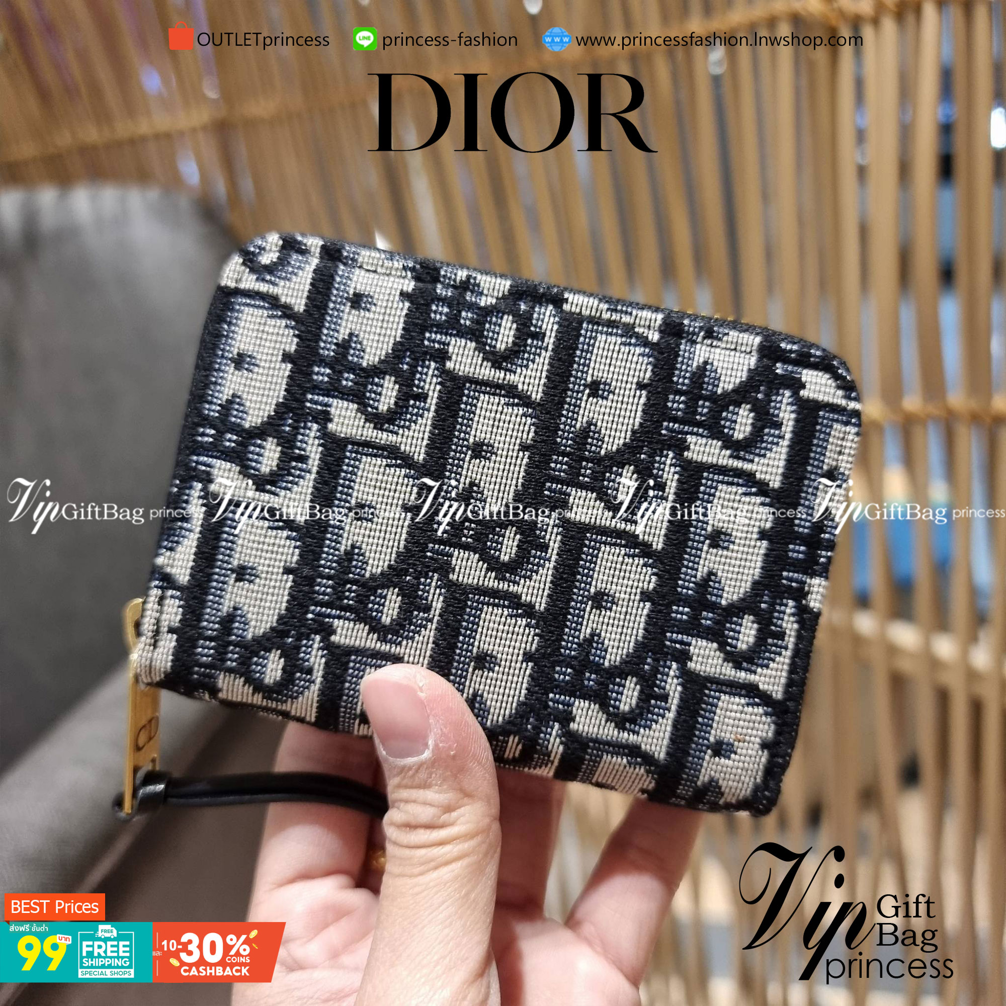 VIP 】CD ZIP AROUND SHORT WALLET WITH GWP กระเป๋าสตางค์ใบสั้นซิปรอบ พรีเมี่ยมกิ๊ฟจากเคาน์เตอร์ วัสดุผ้าแคนวาสปักลาย สลับหนังแท้ภายใน ดีไซน์เรียบหรู ผู้ดีที่สุด!! ภายในมีช่องใส่บัตร ใส่ธนบัตรได้ (แบบพับ) หรือจะพกไว้ใส่เหรียญ สะดวกใช้มากๆ มาพร้อม box set ในร