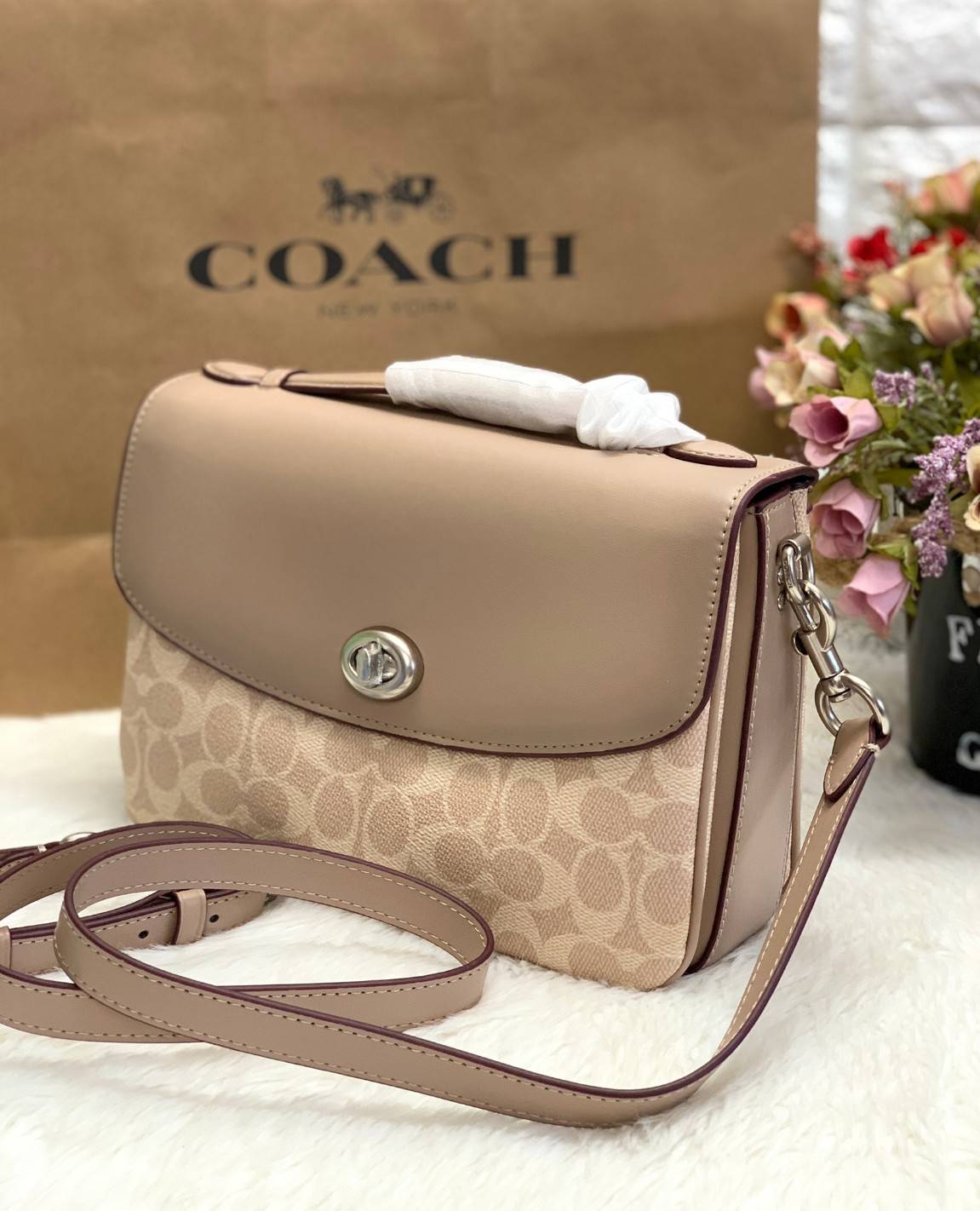 COACH CASSIE CROSSBODY BAG((68349//68348)) พร้อมส่งค่ะ! รุ่นฮิต กระเป๋าหิ้วได้//สะพายข้างหรือครอสบอดี้ร์ได้ หนังแท้นิ่มสวย เปิดปิดกระเป๋าแบบหมุนล็อค ภายในกระเป๋ามี3ช่องให้ใส่ของ แต่ล่ะช่องกว้าง สามารถใส่กระเป๋าเงินใบยาวได้;ของอื่นๆได้จุทีเดียวค่ะ ;มีช่องซ