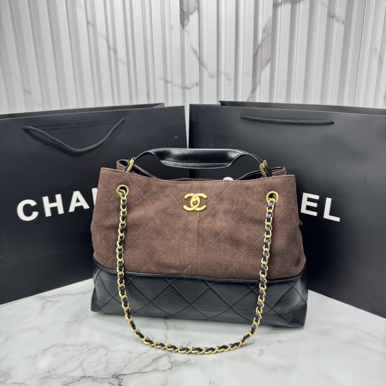 CHANEL Shopping Bag 25A Suede Bag กระเป๋าช้อปปิ้งทรงโท้ทหนังกลับสีทูโทน *สีใหม่น้ำตาลไหม้สีเข้ม ในคอล Métiers Dart 2024/25