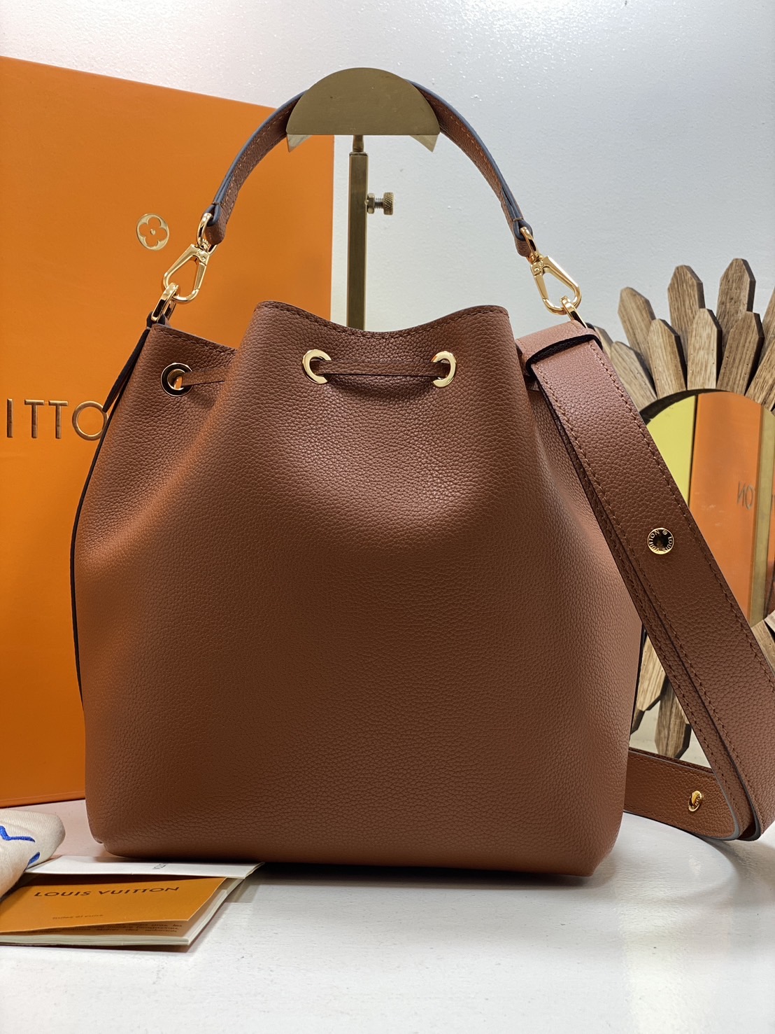 สลับแท้ LV Lockme bucket bag กระเป๋าสะพายทรงบัคเก็ตวินเทจ สวยคลาสสิก งานหนังแท้เต็มใบ โดดเด่นด้วยโลโก้สีทอง ด้วยดีไซส์ที่เรียบหรูเหมาะใช้ได้หลากหลายโอกาส