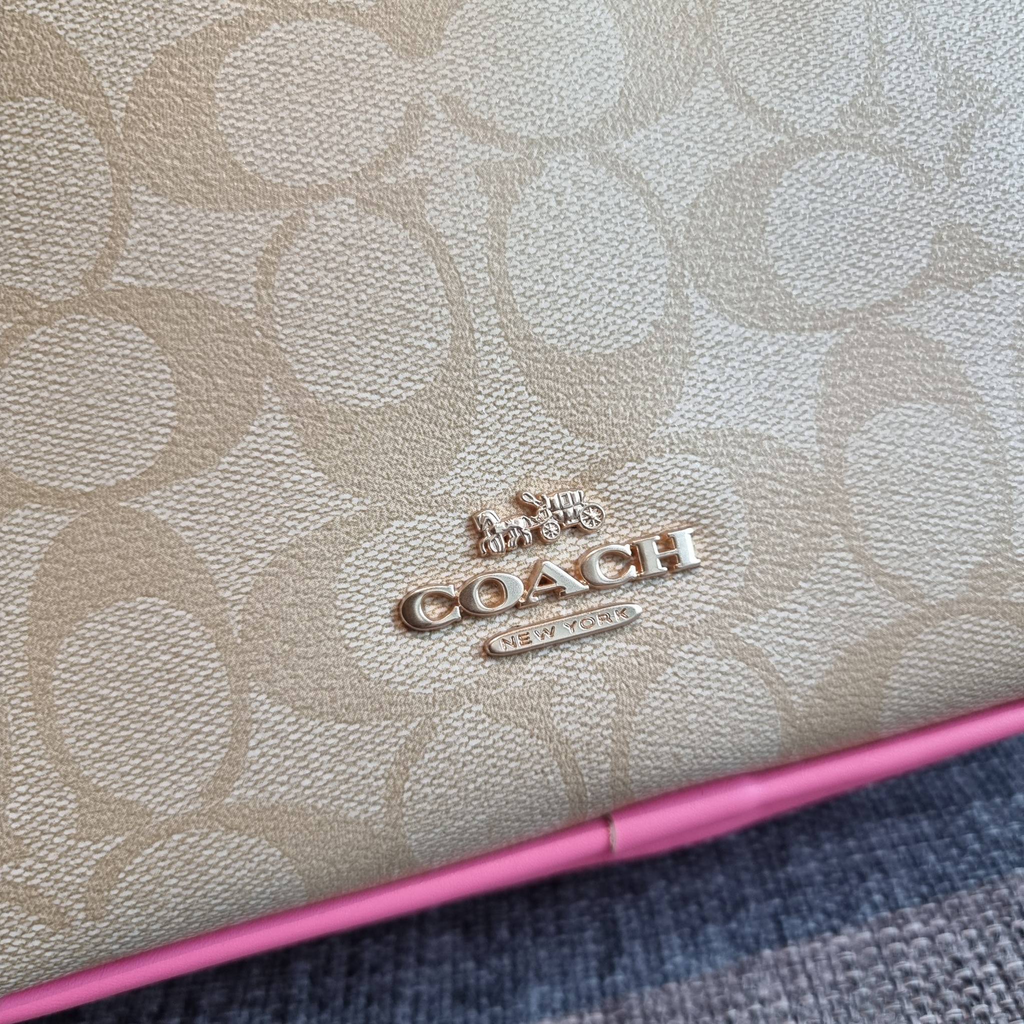 OUTLET 】COACH F68168 JES CROSSBODY IN SIGNATURE CANVAS รุ่นยอดฮิต!! กระเป๋าสะพายข้าง รุ่น 2 ซิป ใบใหญ่จุใจ สีคลาสสิคขายดี!! วัสดุหนังแคนวาสเคลือบลาย เปิด-ปิดด้วยซิป 2 ช่องหลัก ใช้งานง่าย ทรงสวยมากๆรุ่นนี้ มาพร้อมสายสะพาย crossbody ปรับได้ตามตัว ภายในใส่ขอ