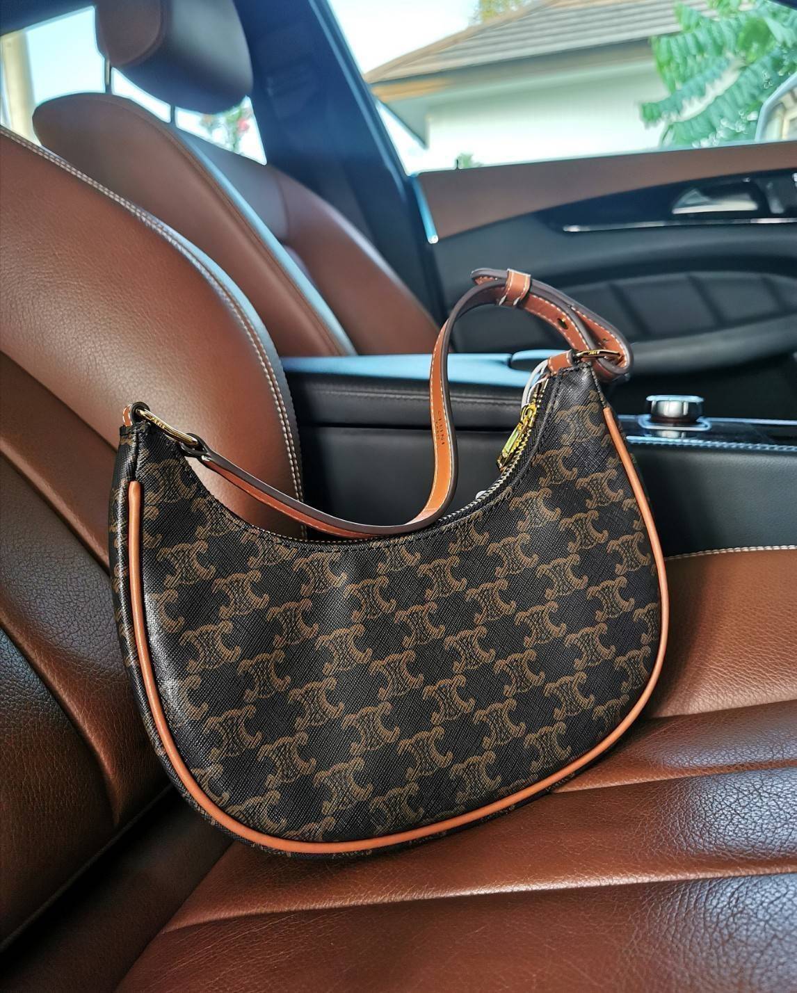 ของแท้ CELINE SHOULDER BAG VIP GIFT WITH PURCHASE (GWP) พรีเมี่ยมกิ๊ฟ Limited Edition จาก CELINE HAUTEPARFUME DUTYFREE COUNTER วัสดุ TRIOMPHE CANVAS ดีไซน์สวยหรูฮิตสุดในเกาหลี!