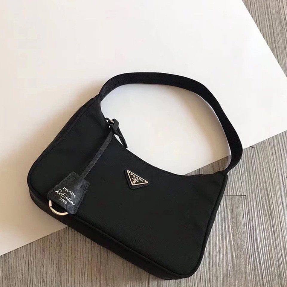 PRADA Nylon Mini Bag รุ่นใหม่แนะนำ!! พร้อมส่งครบ4สี รุ่นขายดีในตำนานค่ะ PRADA NYLON HANDBAGS ขนาดกะทัดรัด **อะไหล่เงิน วัสดุทำจากผ้าNylon อย่างหนา อยู่ทรง กันน้ำได้ หายห่วงคะ ด้านหน้ามีโลโก้แบรนด์ เปิดปิดด้วยซิป มาพร้อมสายผ้า ไม่สามา