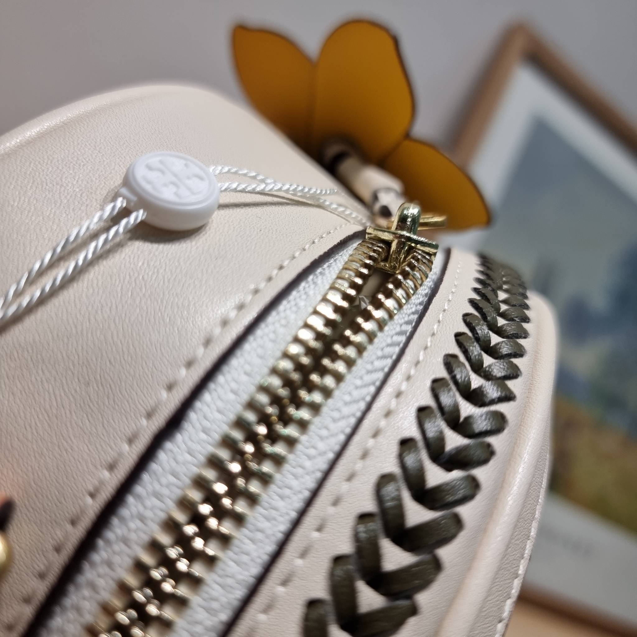 TORY BURCH T MONOGRAM FLORAL MOON CROSSBODY BAG คอลเลคชั่นใหม่ น่ารักให้ใจไปเลย กับประเป๋าสะพายทรงสวย ดีไซน์ใหม่ล่าสุด สไตล์งานคราฟ มีลูกเล่นประดับดอกไม้