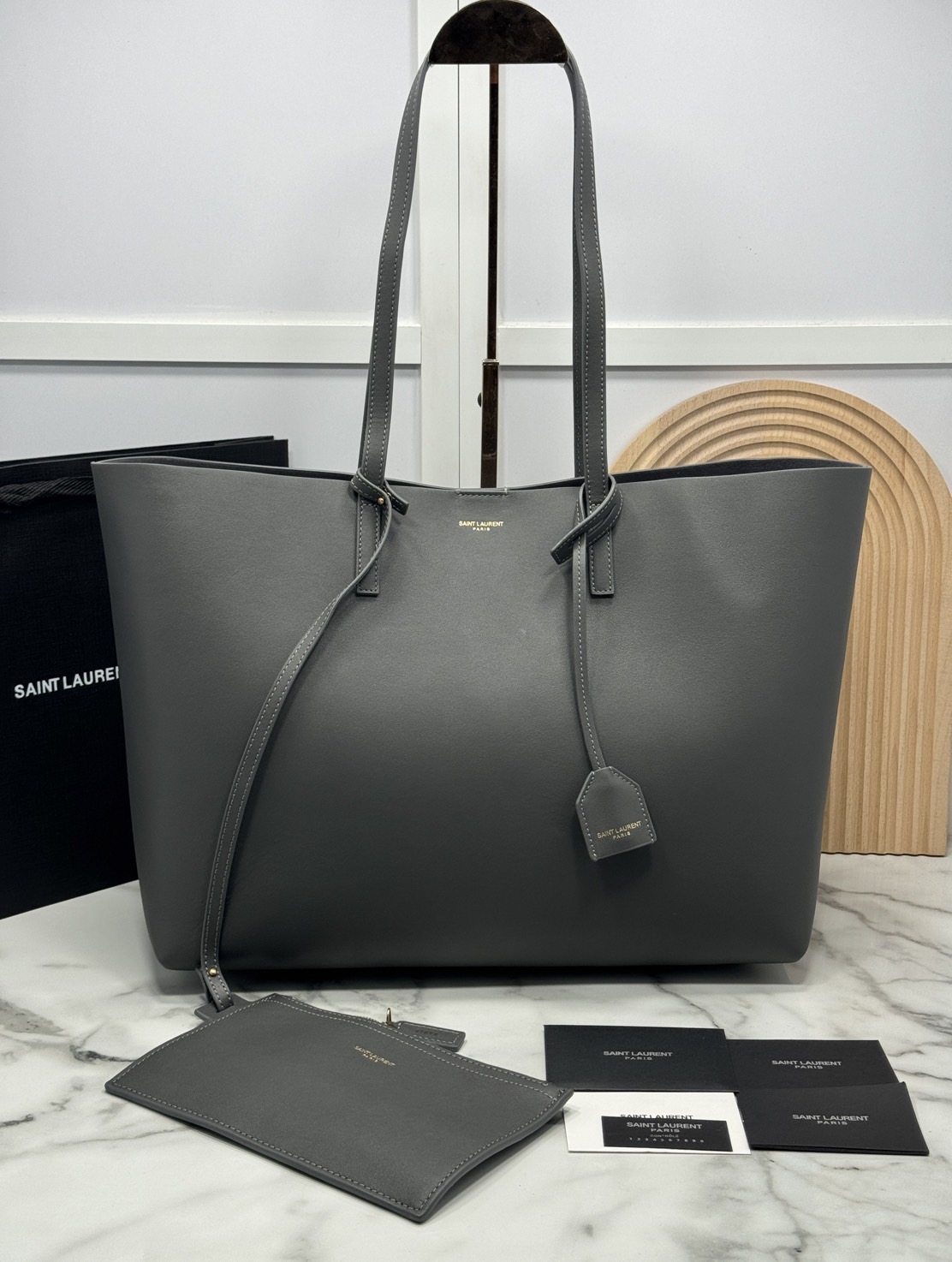 YSL Shopping Large Tote Bag กระเป๋าทรงโท้ทใบใหญ่หนังแท้ ภายในโล่งกว้าง จุของได้เยอะ เรียบหรูทรงสวย ดีไซน์ออกมาให้ใช้งานได้ทุกลุค ทุกโอกาส สวยคมชัดทุกสี