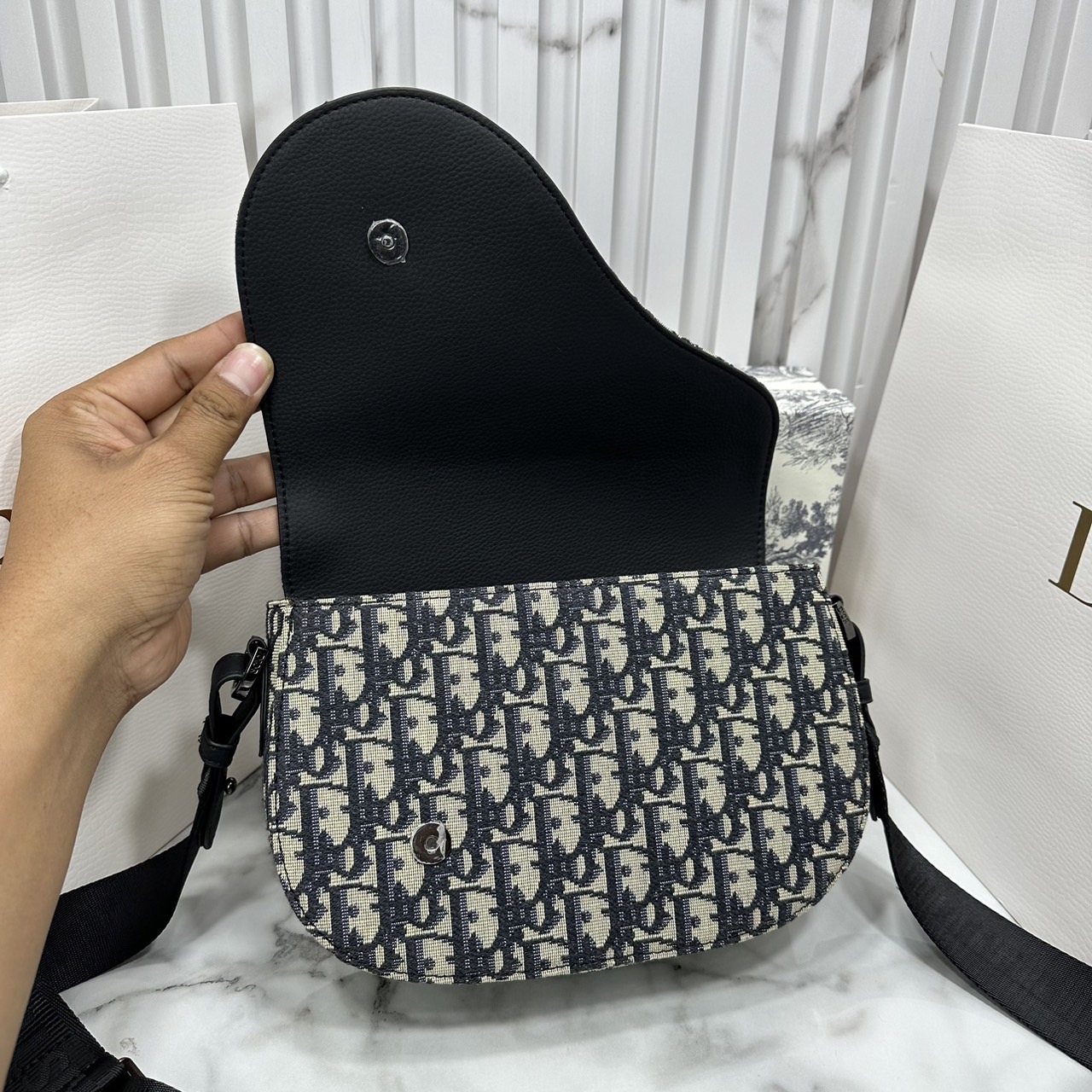DIOR Saddle Messenger Bag Oblique Jacquard and Grained Leather กระเป๋าสะพาย Saddle pouch คู่ใจท่านชาย เอกลักษณ์ที่หรูหราตลอดกาล เกรดออริ 1:1
