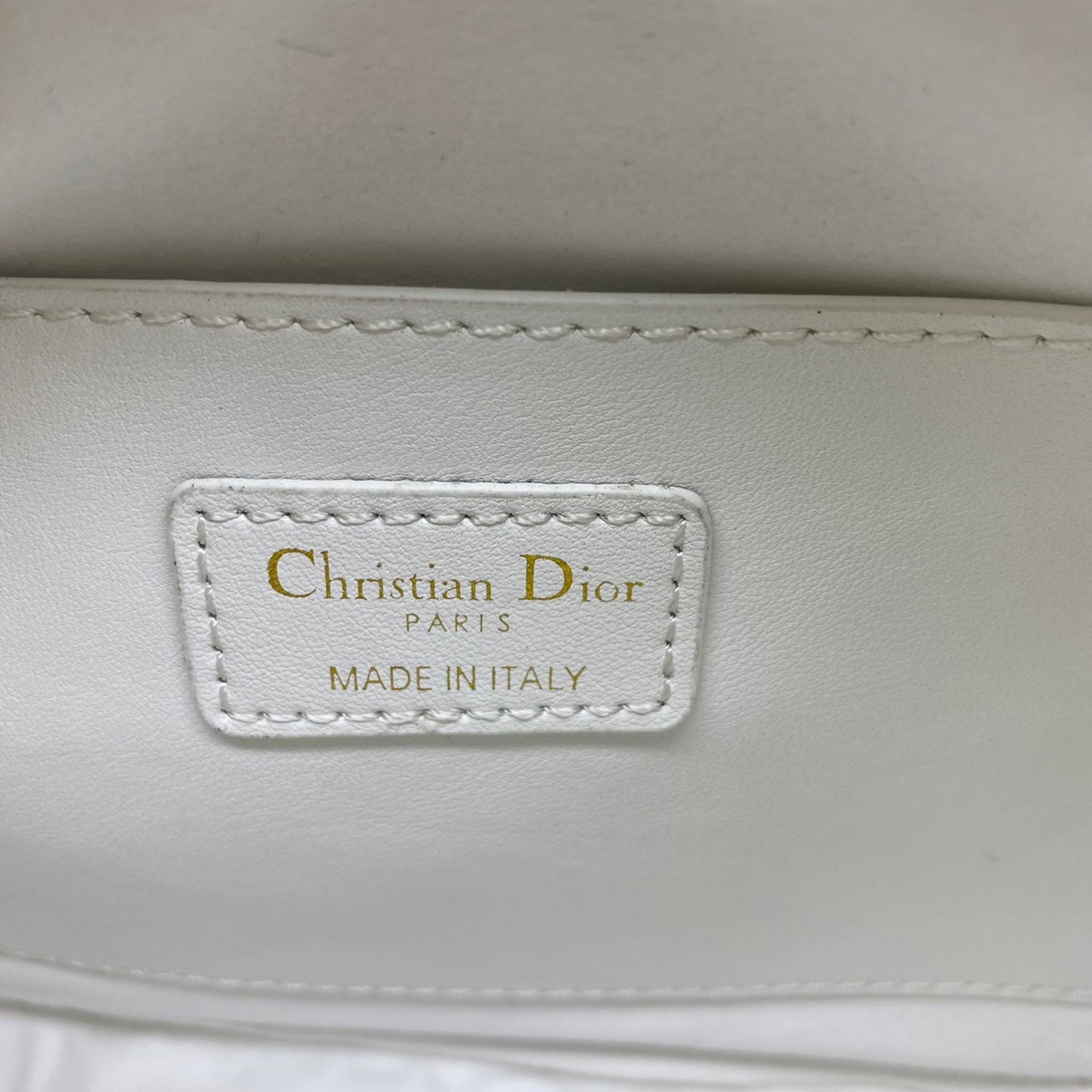 หนังแท้ DIOR MEDIUM DIOR VIBE HOBO BAG รุ่นใหม่ล่าสุด พร้อมส่งที่ไทย เกรดออริจินอลหนังแท้ สวยมากค่ะ ภาพสินค้าถ่ายจากงานขายจริง ใช้งานต่างประเทศได้