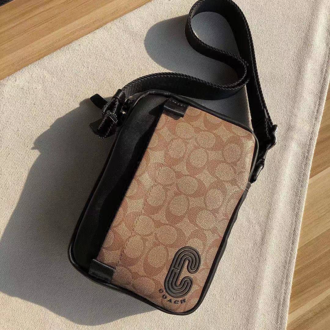 COACH NORTH/SOUTH EDGE CROSSBODY (COACH 5626) IN SIGNATURE CANVAS (COACH 6788) กระเป๋าสะพายผู้ชาย กระเป๋าสะพายรุ่นใหม่ ชนช็อป (!!)รุ่นหายาก สี COBALT MULTI วัสดุทำจาก หนังลูกวัวแท้ เนื้อเรียบ พิมพ์ลาย ขนาดกำลังดี