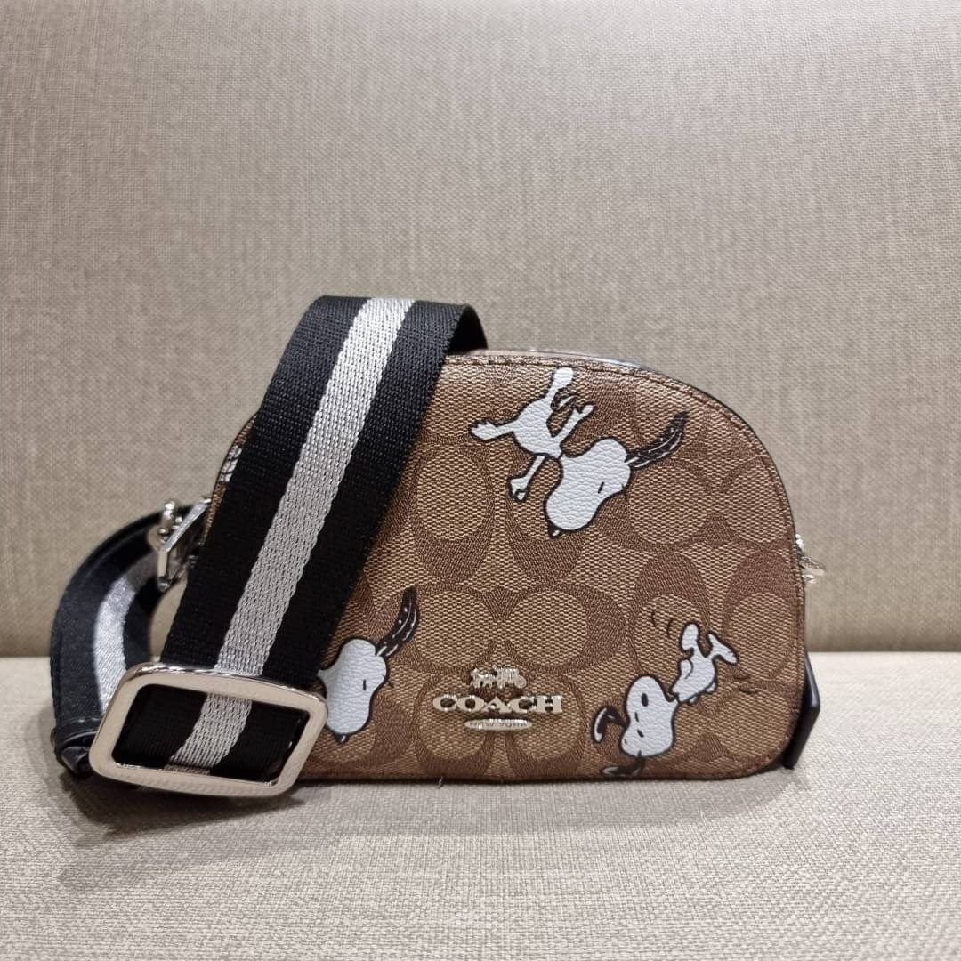 COACH C4590 COACH x PEANUTS MINI SERENA CROSSBODY IN SIGNATURE CANVAS WITH SNOOPY PRINT มาจ้าแม่ มาหนักๆอีกแล้ว กับคอลเลคชั่นที่ขายดี ขายหมด ไม่เคยพอจะขาย!! มินิเซเรนาคอลแลบกับสนูปพีแบบลงตัวที่สุด วัสดุหนังแคนวาสเคลือบลาย เปิด-ปิดด้วยซิป สะดวกใช้ ภายในเป็