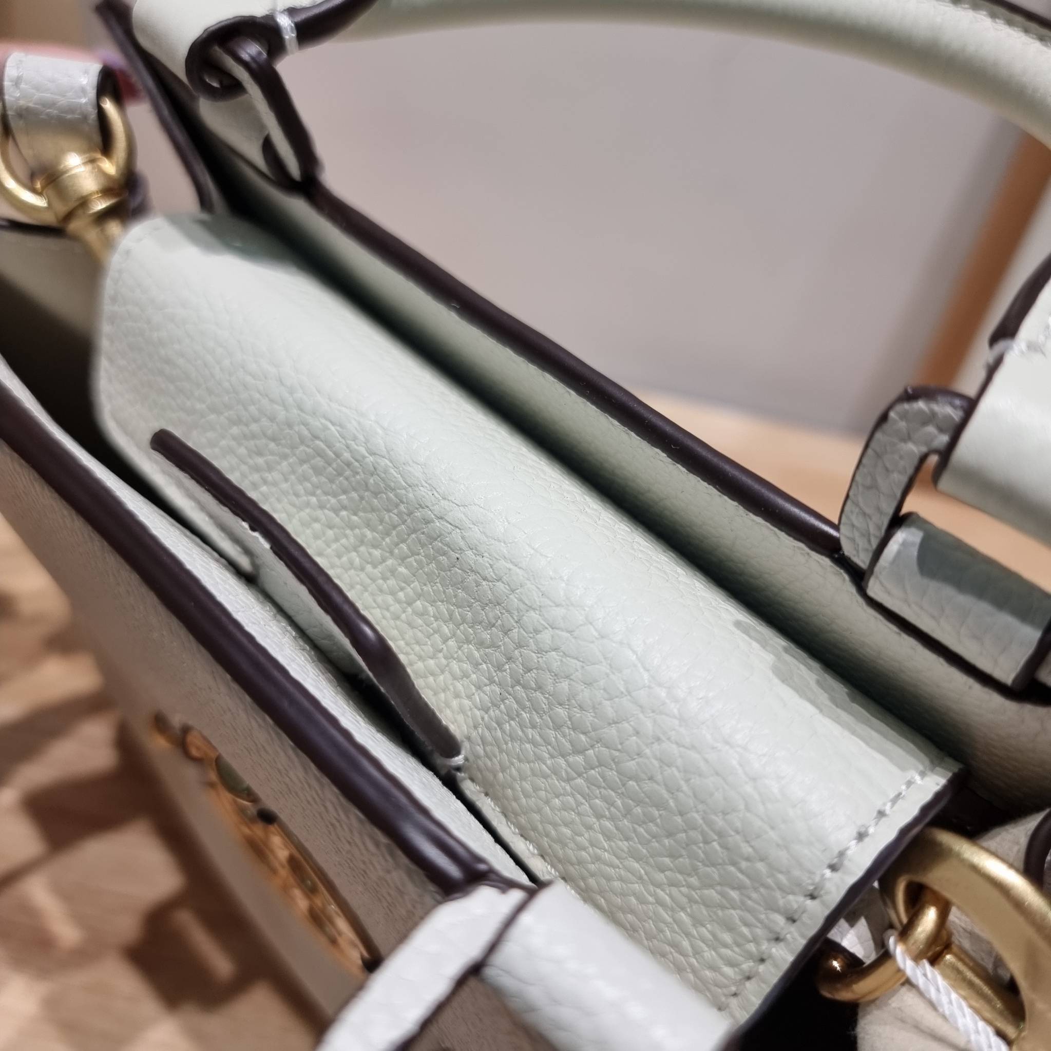 TORY BURCH MILLER TOP HANDLE SATCHEL ใหม่ล่าสุด กับกระเป๋าสะพายรุ่นยอดนิยม ที่มาในดีไซน์ top handle ให้สะดวกใช้ได้มากขึ้นด้วยหูจับในตัว โดดเด่นด้วยโลโก้สีทอง ด้านหน้าและด้านหลังมีช่องเปิดเก็บของได้