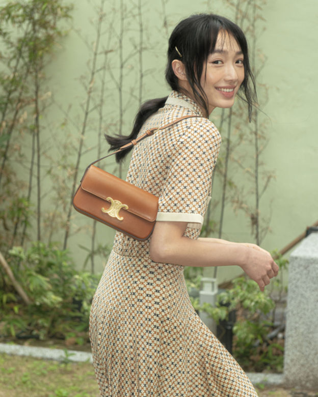 CELINE TRIOMPHE SHOULDER BAG VIP GIFT WITH PURCHASE-GWP พรีเมี่ยมกิ๊ฟ Limited Edition จาก CELINE PERFUME DUTY FREE COUNTER วัสดุหนังแกะสังเคราะห์เรียบ ดีไซน์ยอดนิยมสไตล์สาว LISA ทรงเหลี่ยมสวยหรูอยู่ทรง