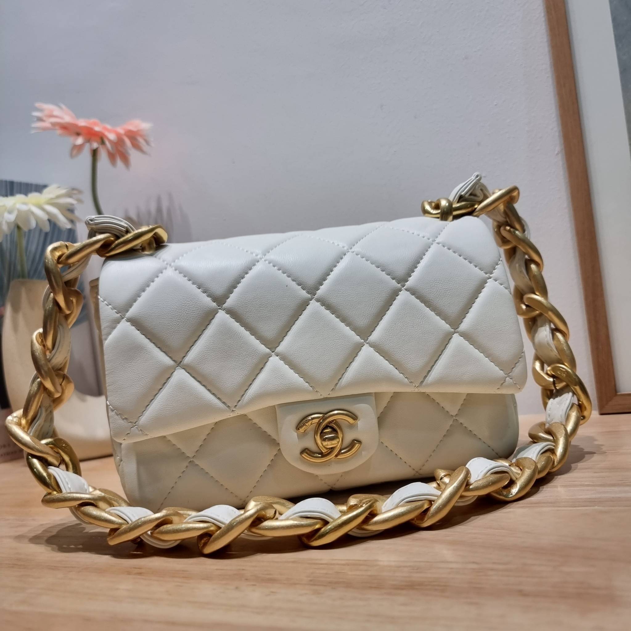 Chanel chunky chain bag สวยฟาดย้อนยุคความหรู ในราคาที่จับต้องได้ กับกระเป๋าสะพายไหล่ ไซส์กำลังสวย โดดเด่นด้วยสายสะพายโซ่สลับหนังเส้นใหญ่ ทนทาน ดูแพง